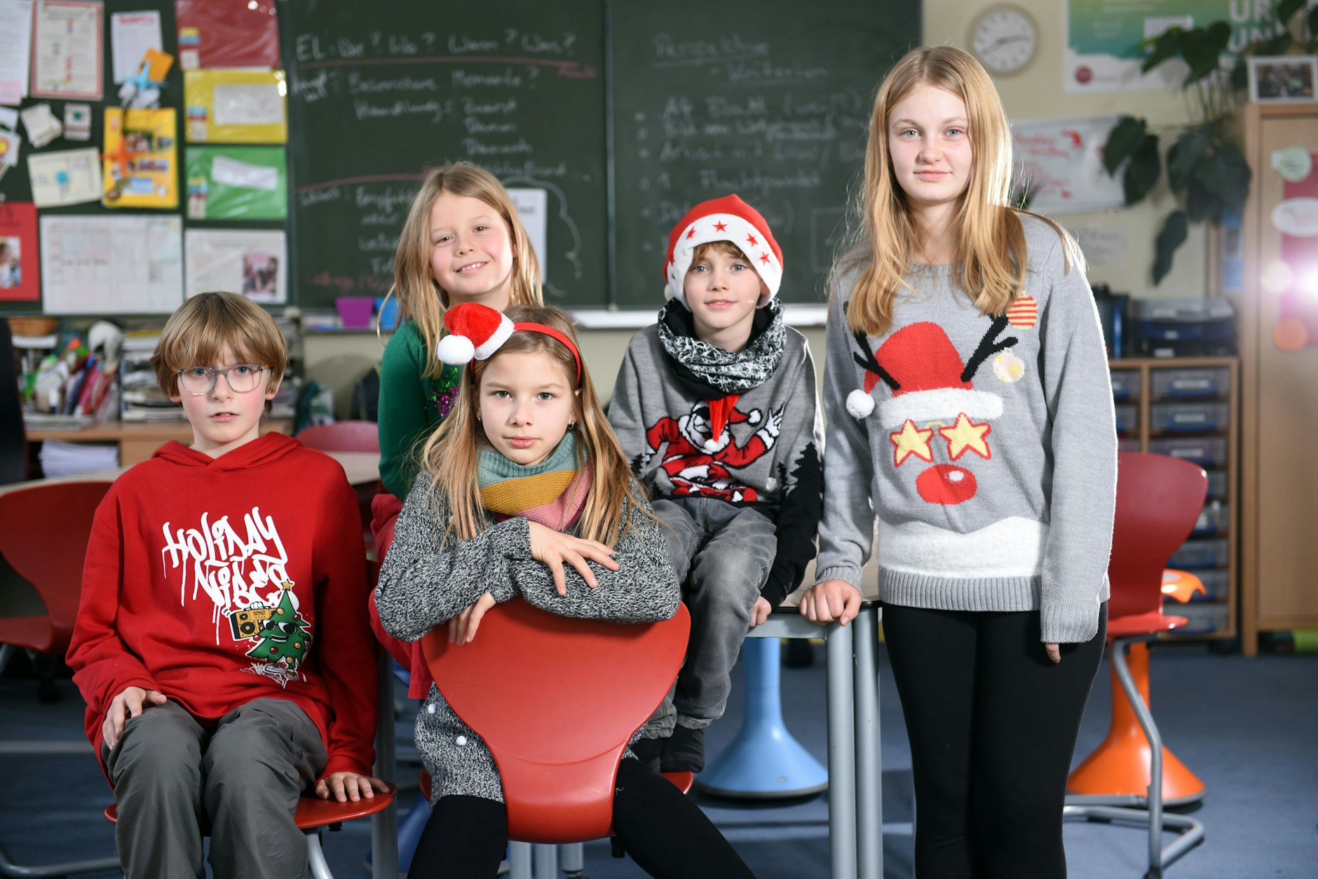 Am Tag des Interviews war Tag der Weihnachtspullover: Die fünf Schülerinnen und Schüler in ihrem Klassenraum.