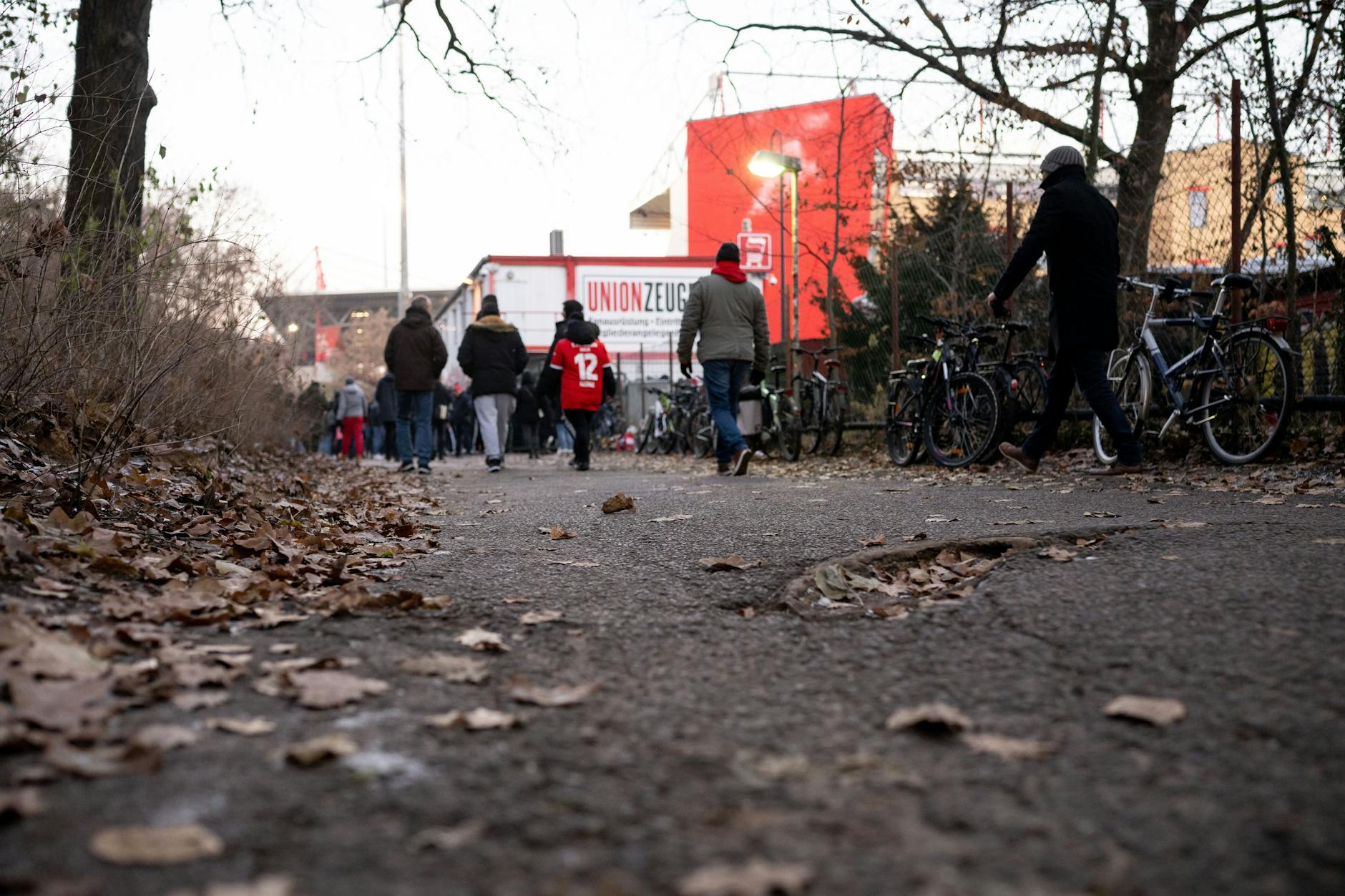 Dieser Trampelpfad führt die Fans des 1. FC Union seit Anbeginn der Fußballzeit in die Försterei.