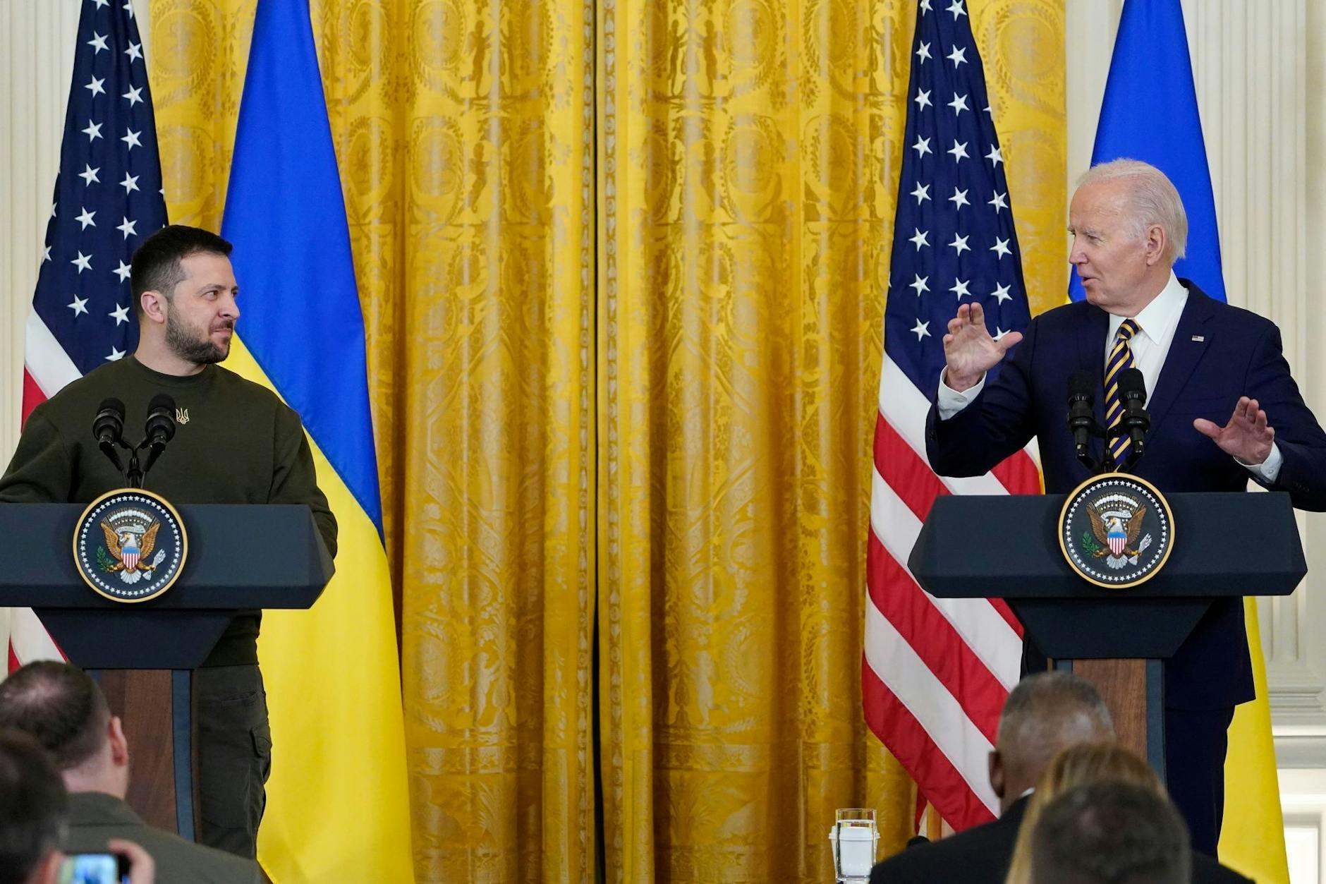 Der ukrainische Präsident Wolodymyr Selenskyj (l) und US-Präsident Joe Biden bei einer Pressekonferenz im East Room des Weißen Hauses.