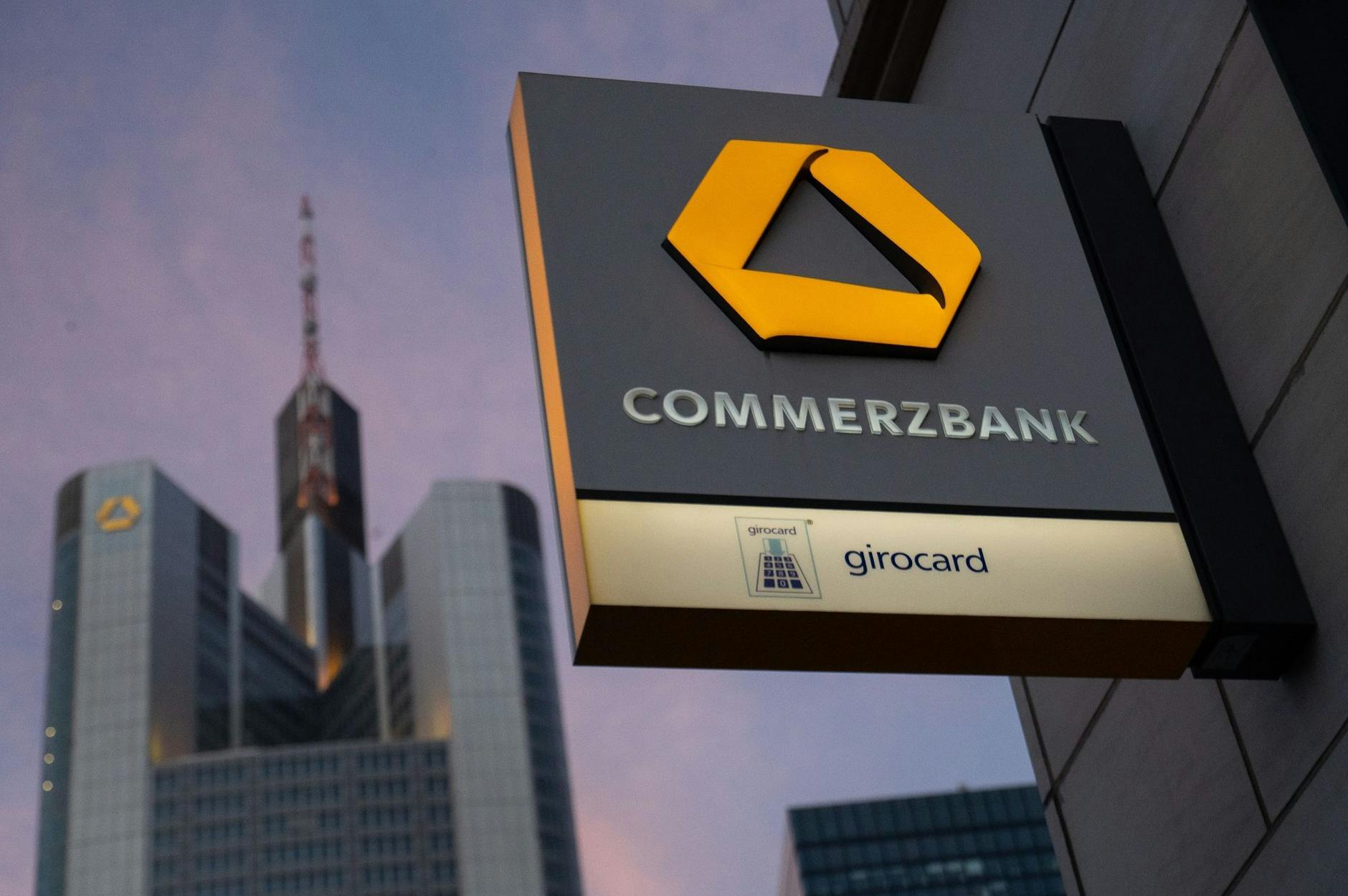 ARCHIV - Lange hielt die Commerzbank an einem vergleichsweise dichten Filialnetz in Deutschland fest. Dann kam der für manchen Kunden überraschende radikale Schnitt.