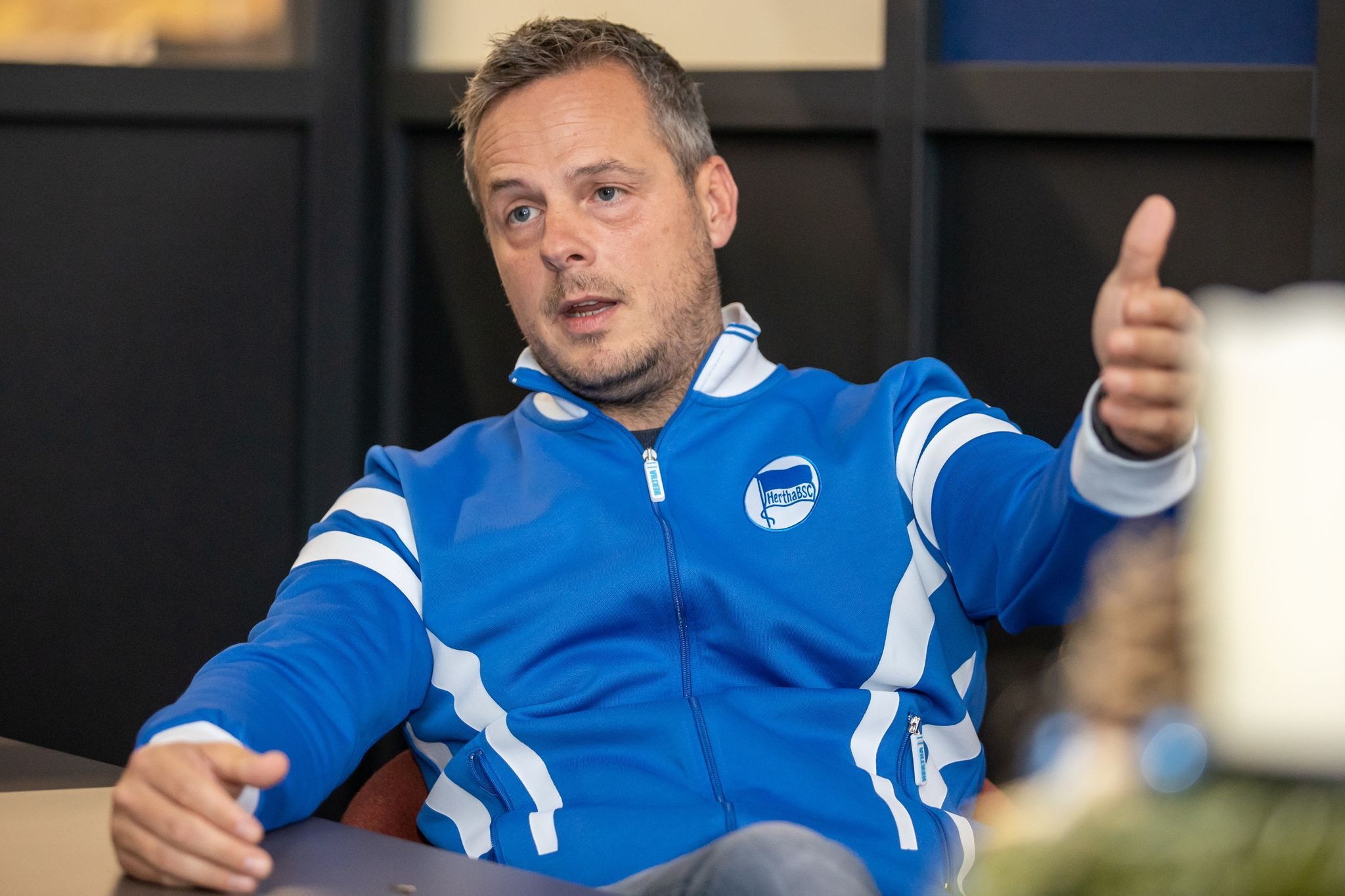 Hertha BSC: Boss Kay Bernstein kündigt weiteren Sparkurs im neuen Jahr an – trotz neuem Investor