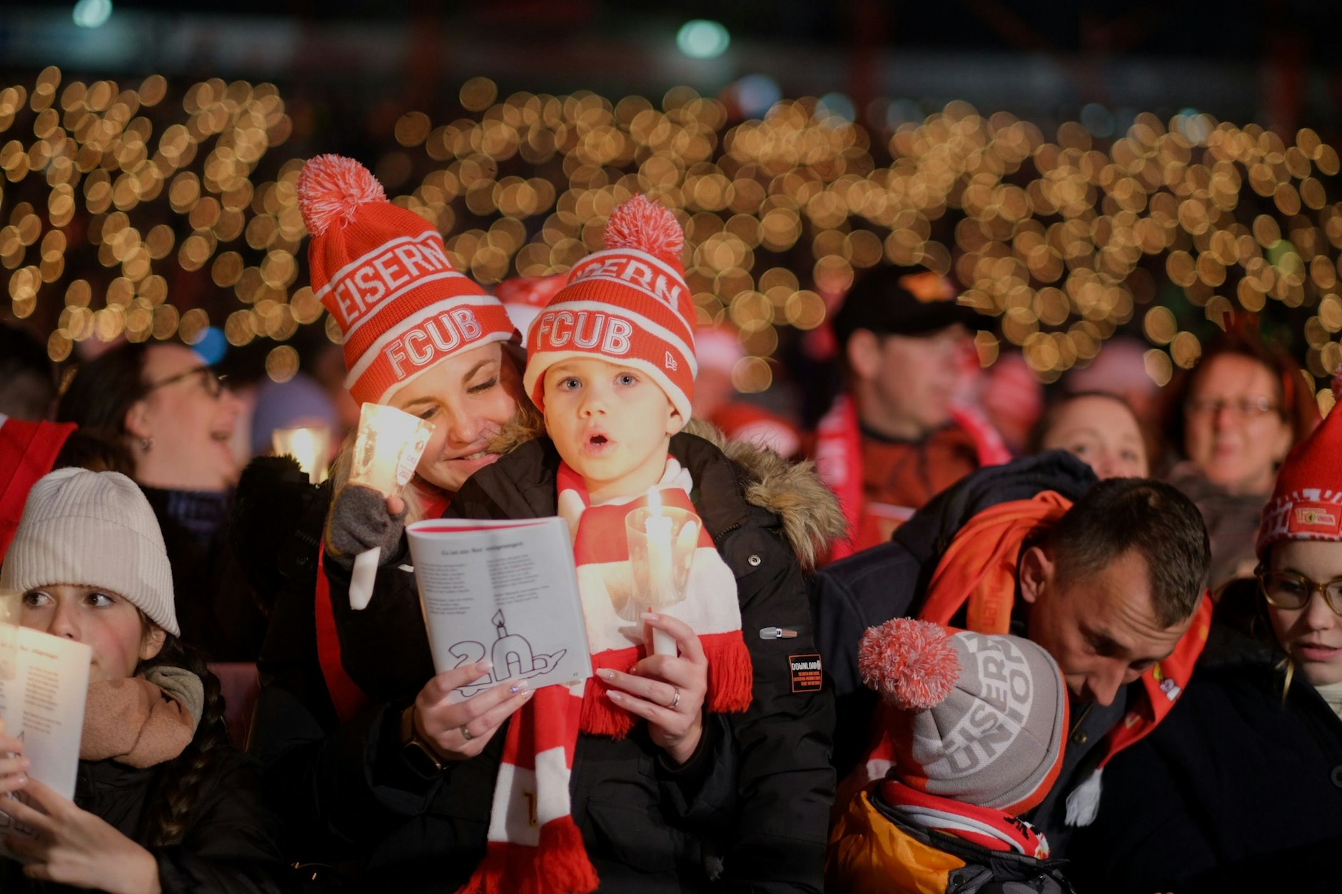 Wenn Union Berlin zum Weihnachtssingen lädt, sind Groß und Klein mit vollem Herzen dabei.