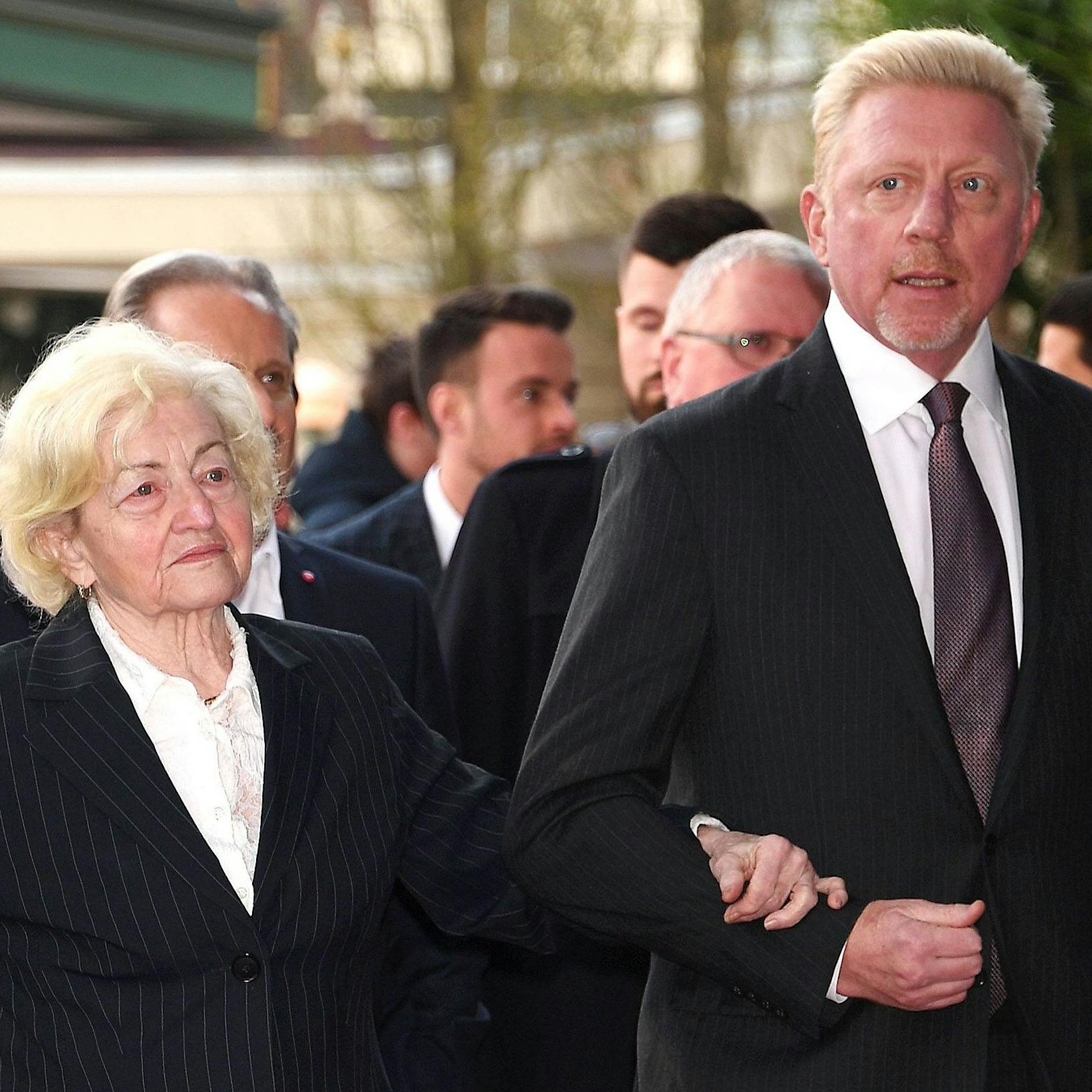 Kurz vor Weihnachten: Boris Becker besucht seine Mama (87) – und hat eine Riesen-Überraschung dabei