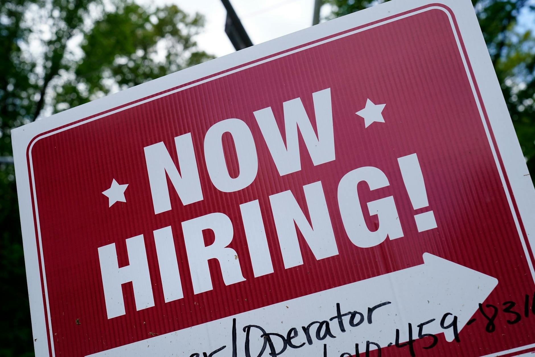 ARCHIV - «Now hiring» - Wir stellen ein: Etliche Firmen in den USA suchen derzeit Personal.