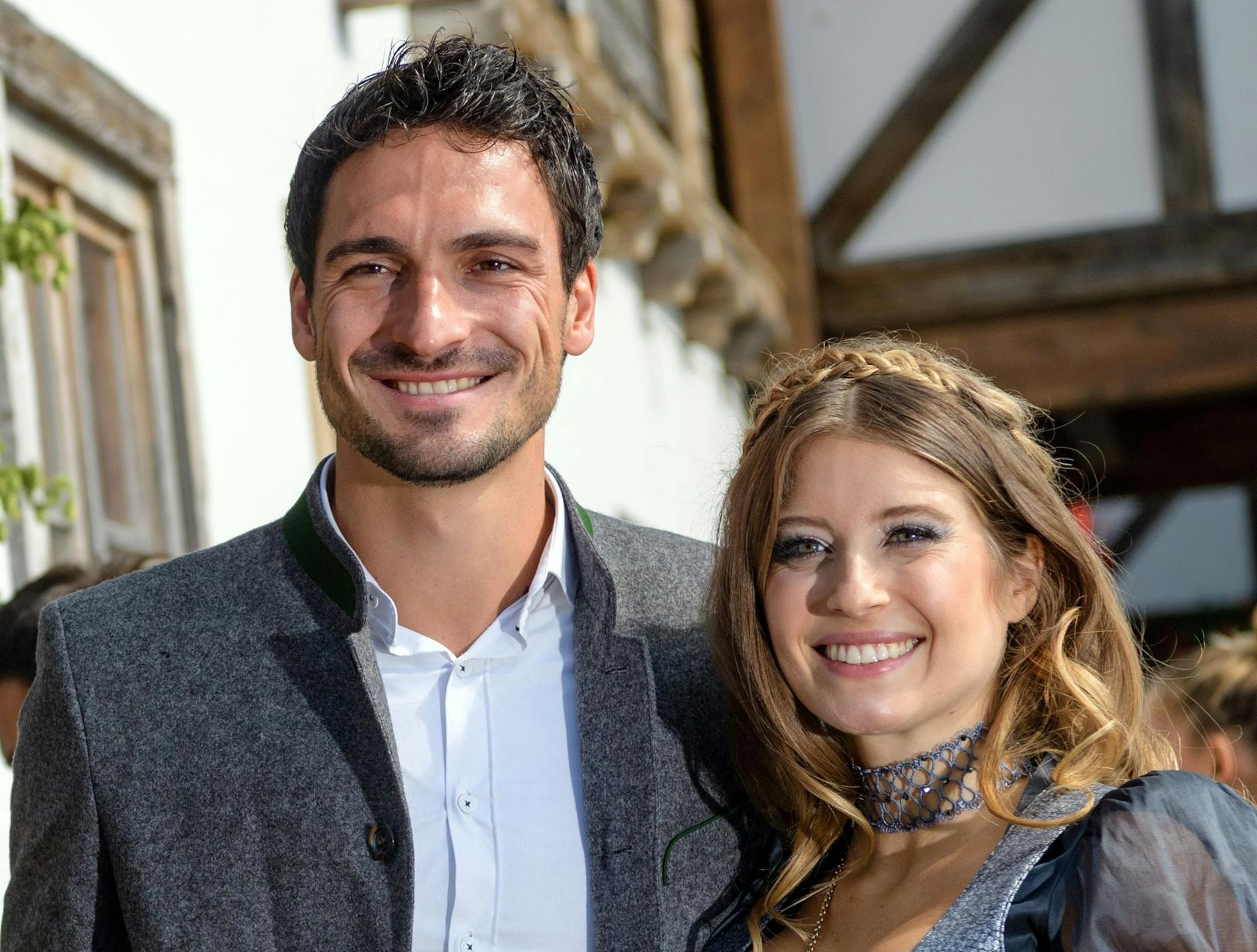 ARCHIV - Mats Hummels mit seiner damaligen Frau Cathy 2017 in München.