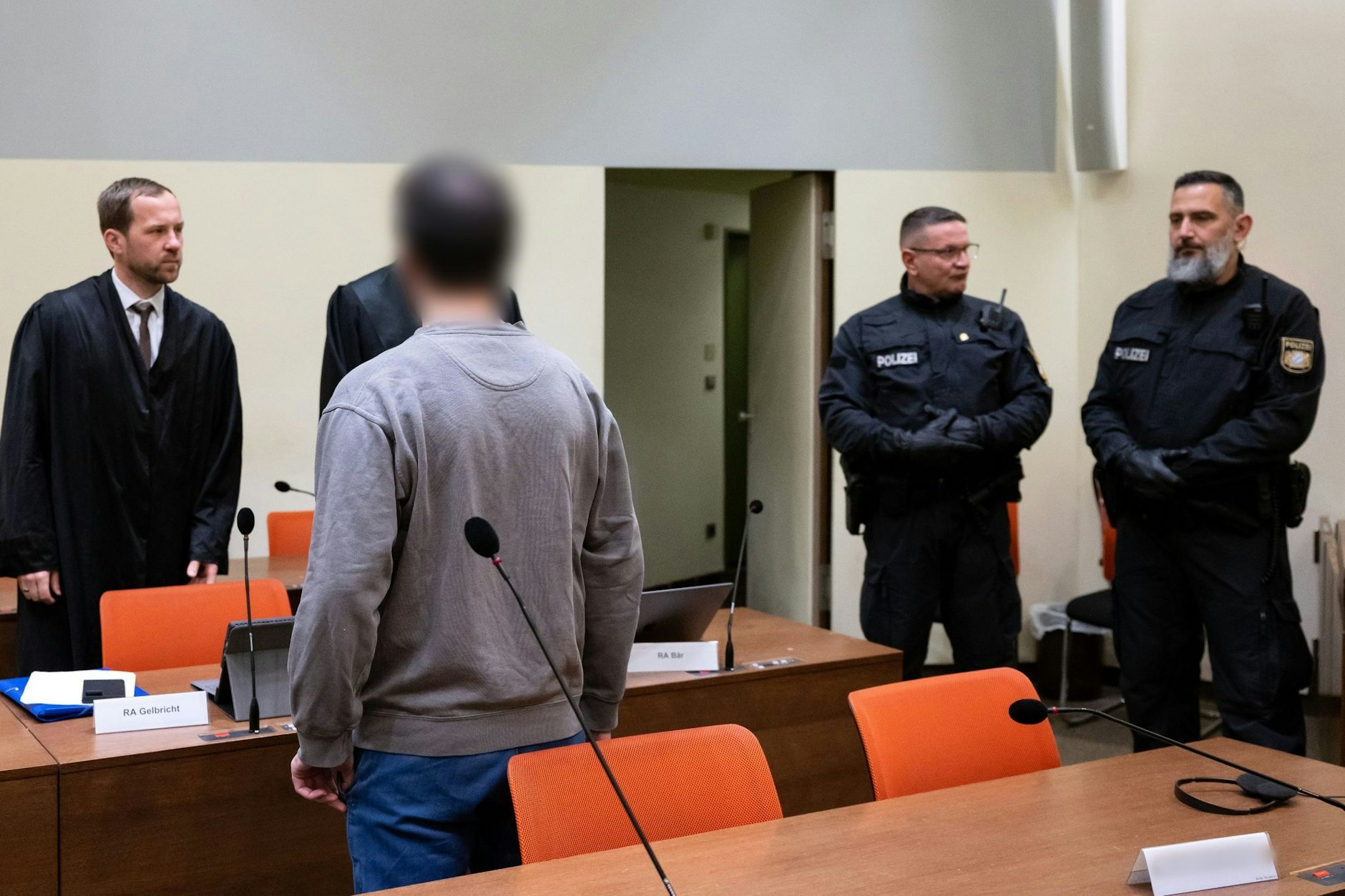 Laut Anklage hatte der Mann 2021 in dem Fernzug Passau-Hamburg vier Männer angegriffen und mit einem Messer zum Teil schwer verletzt.