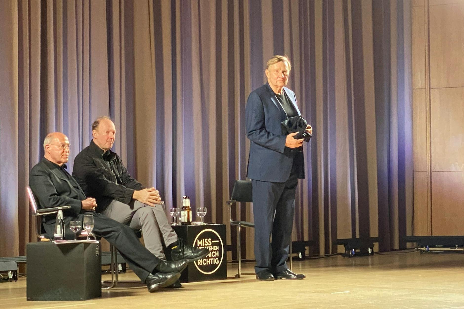 Gregor Gysi, Martin Sonneborn und Moderator Ulli Zelle (v.l.n.r.) am Donnerstagabend im Ernst-Reuter-Saal in Berlin-Reinickendorf.