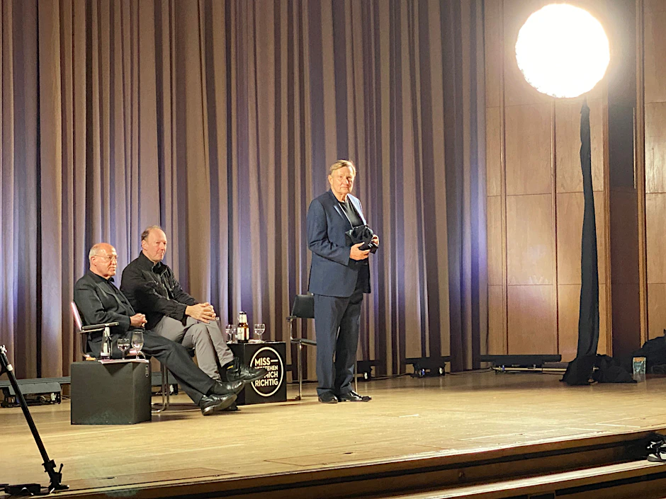 Gregor Gysi, Martin Sonneborn und Moderator Ulli Zelle (v.l.n.r.) am Donnerstagabend im Ernst-Reuter-Saal in Berlin-Reinickendorf.