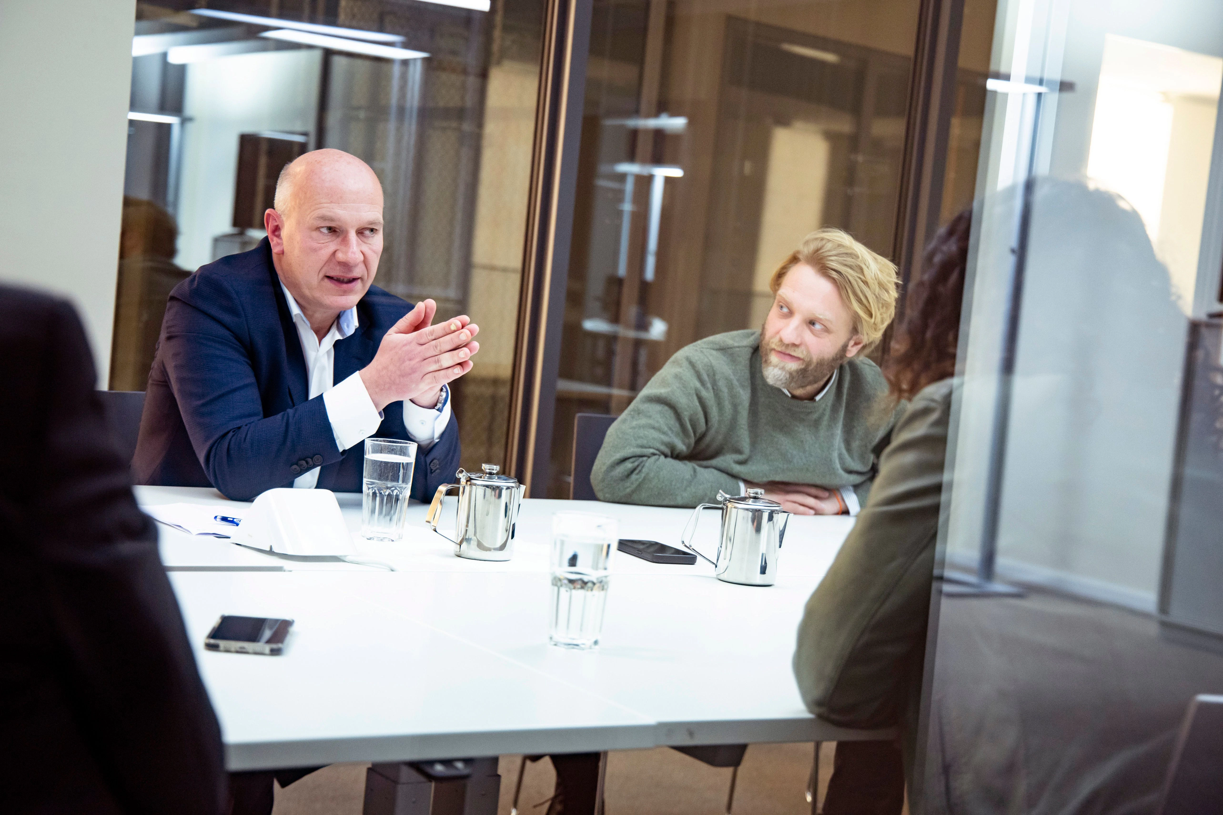 Kai Wegner mit dem Politikchef der Berliner Zeitung, Moritz Eichhorn (r.).