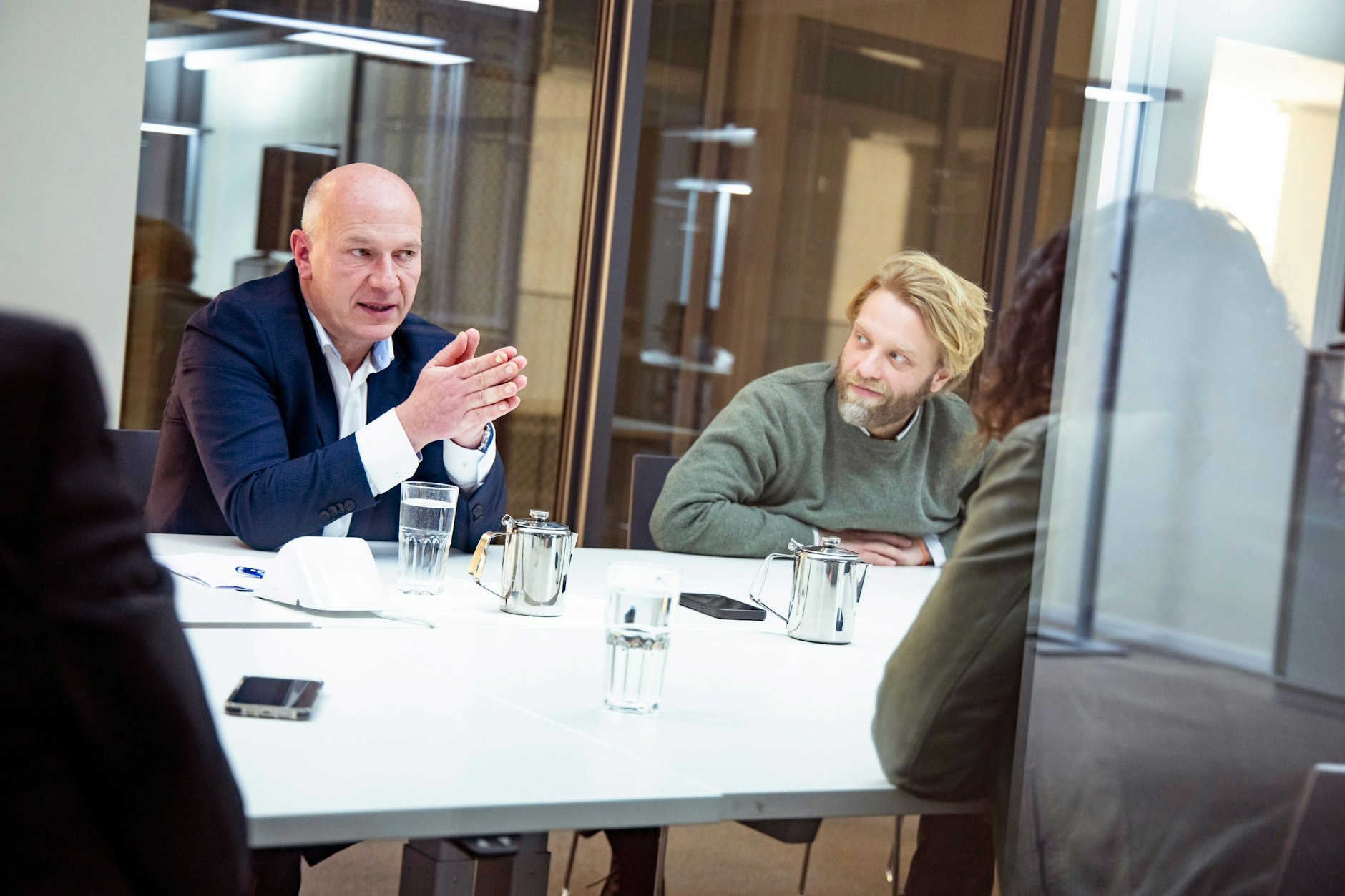 Kai Wegner mit dem Politikchef der Berliner Zeitung, Moritz Eichhorn (r.).