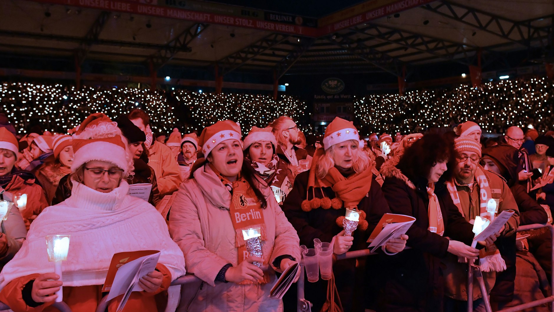 Dicht an dicht stehen am 23.12.2017 in Berlin die Besucher des Eisern-Union-Weihnachtssingen im Stadion an der Alten Försterei.&nbsp;