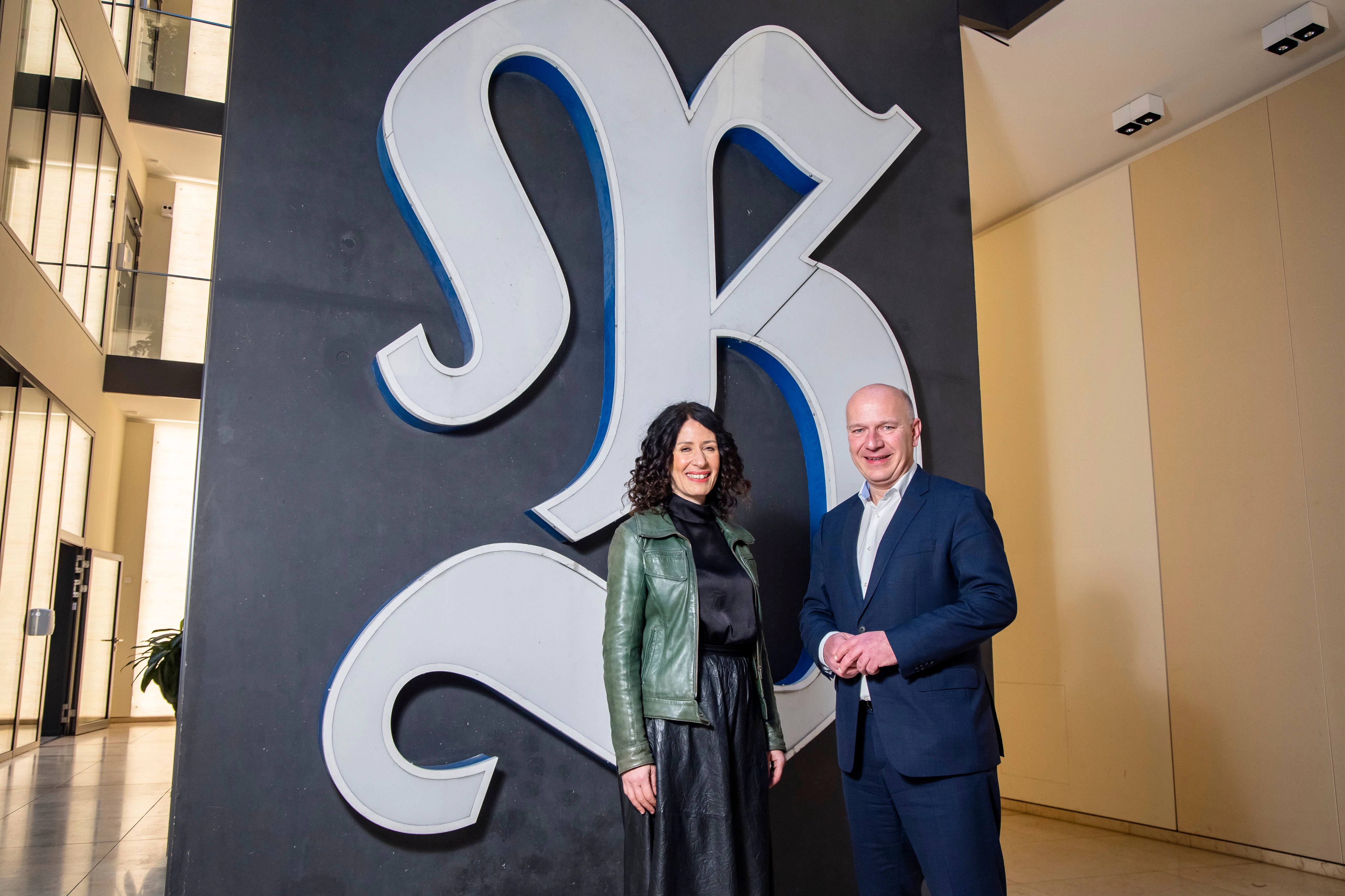 Bettina Jarasch und Kai Wegner im Foyer der Berliner Verlags in der Alten Jakobstraße in Kreuzberg.