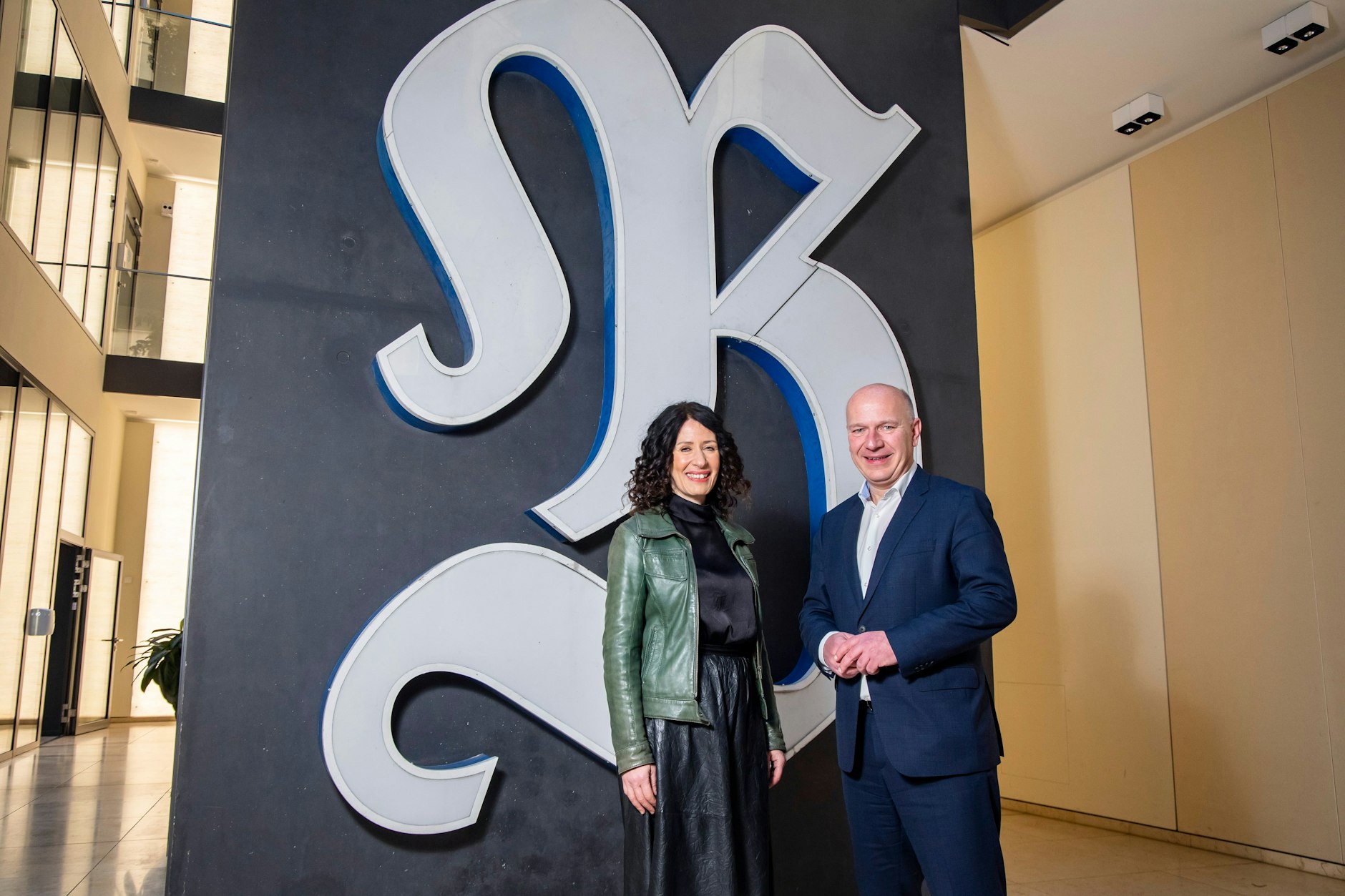 Bettina Jarasch und Kai Wegner im Foyer der Berliner Verlags in der Alten Jakobstraße in Kreuzberg.