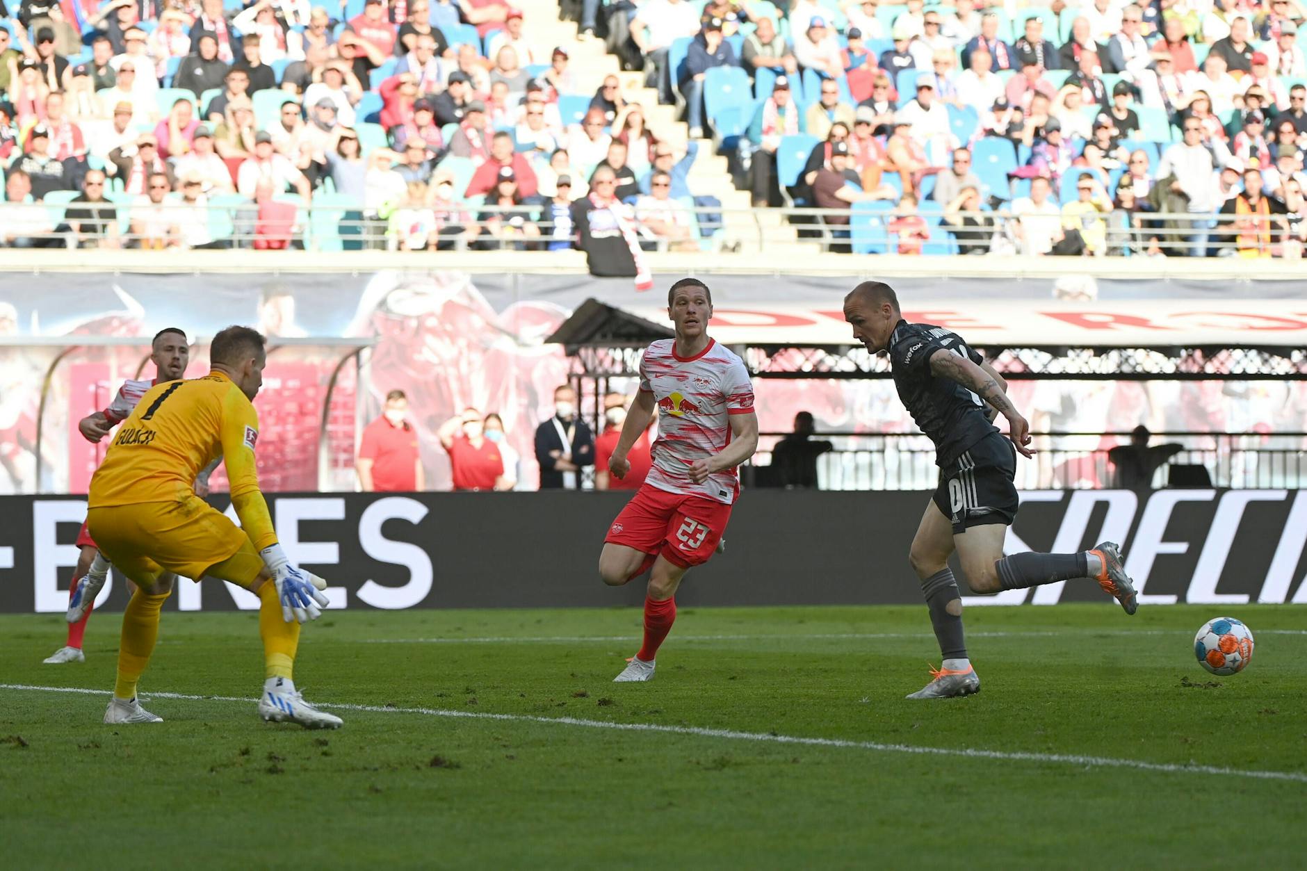 Sven Michel (r.) legt wunderschön mit der Hacke ab ...