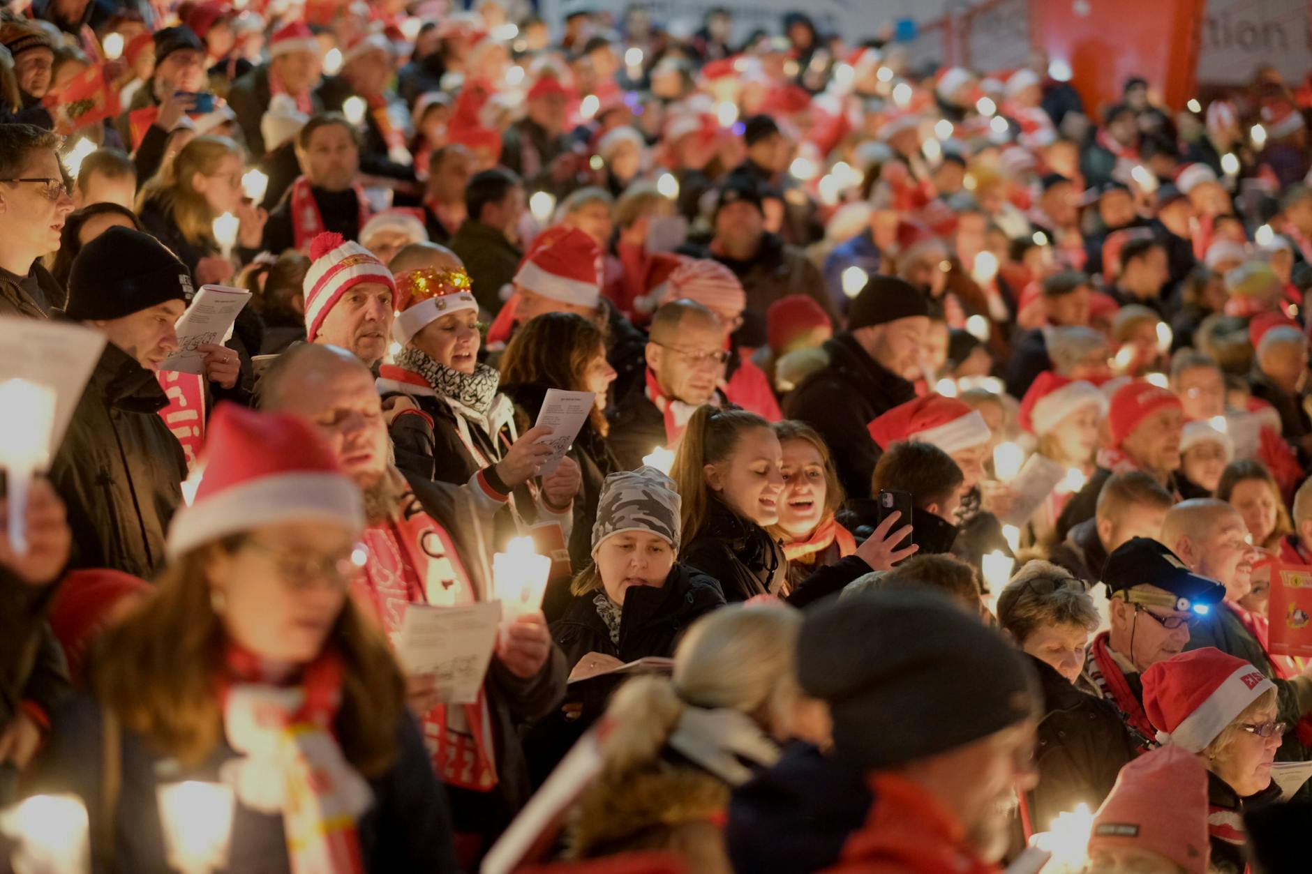Die Fans sangen lautstark mit und sorgten für eine tolle Weihnachtsatmosphäre.