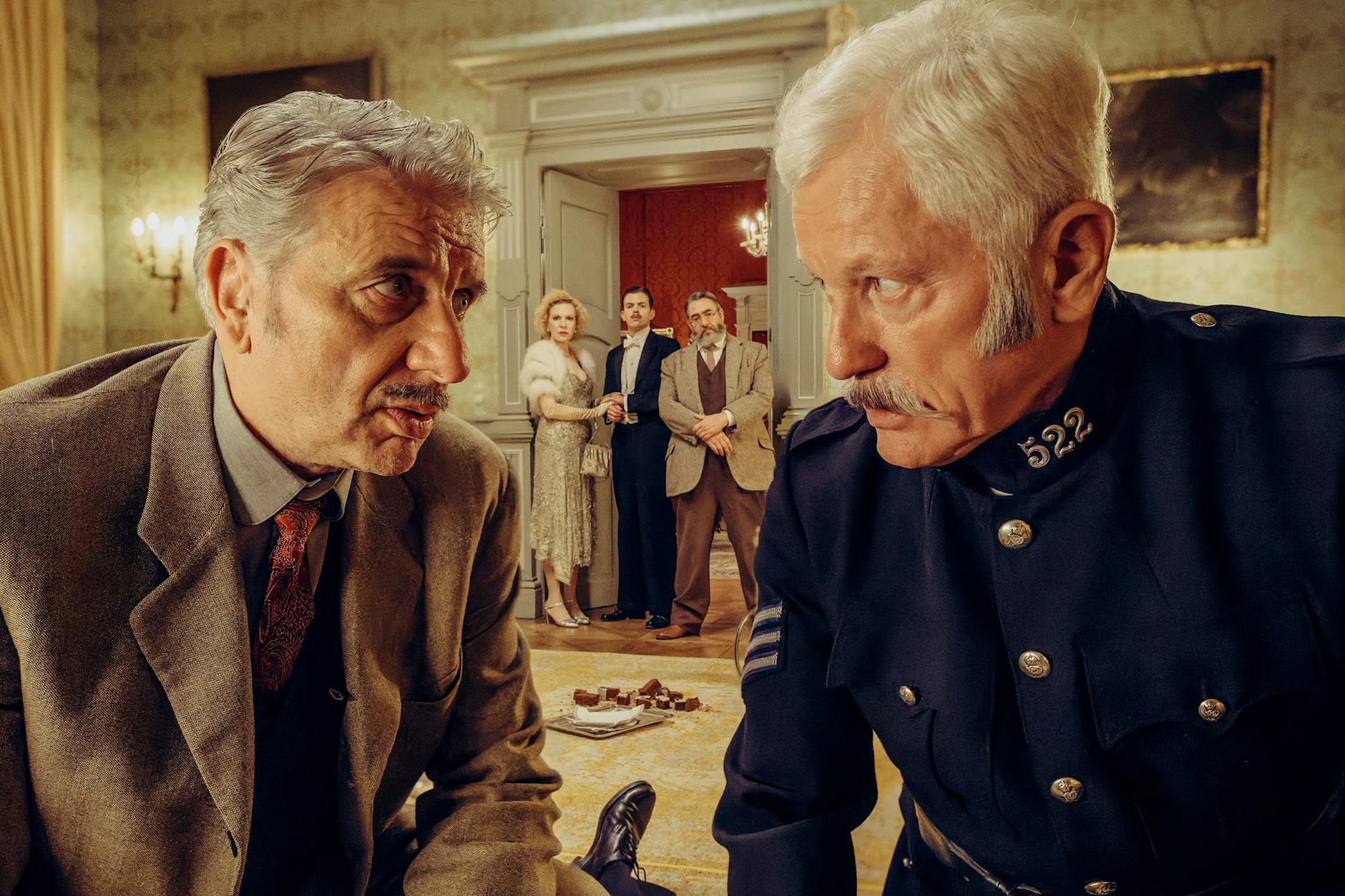 Chief Inspector Francis Lightmyer (Udo Wachtveitl, links vorne) und Constable Ivor Partridge