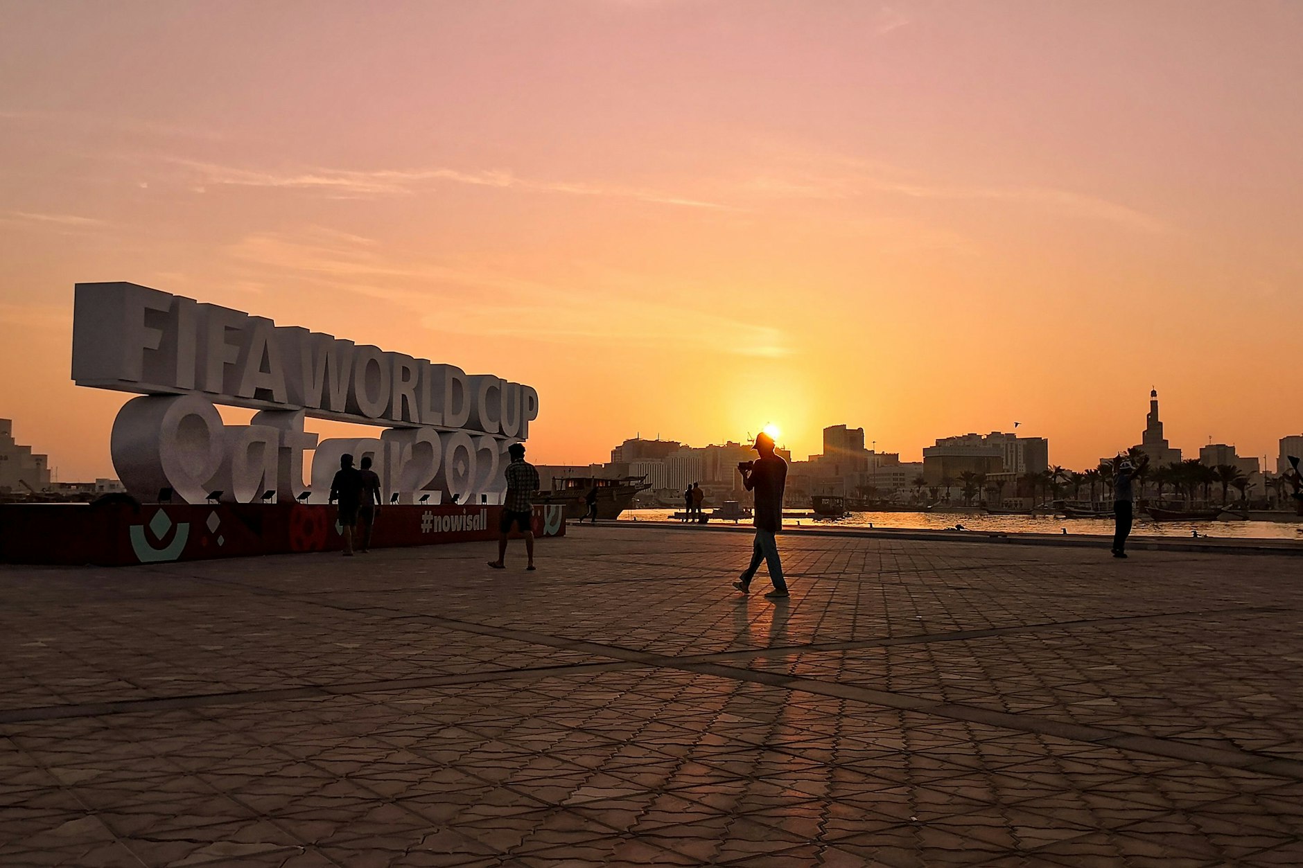 Katar: Passanten schießen Fotos des Schriftzugs „Fifa World Cup, Qatar 2022“.