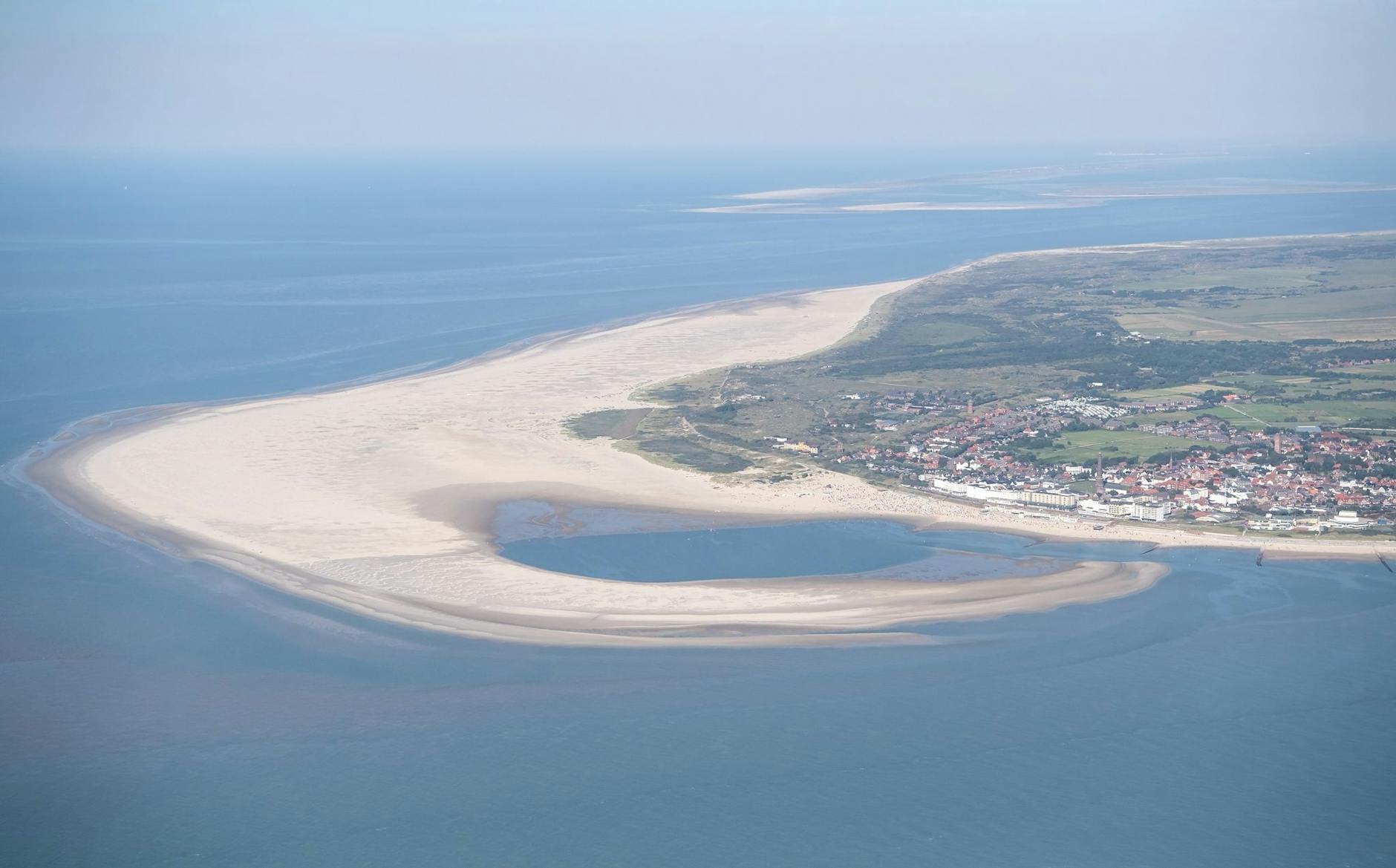 ARCHIV - Die ostfriesische Insel Borkum. Zu der umstrittenen Erdgasförderung in der Nordsee sind bei den Behörden rund ein Dutzend Einwände eingegangen.