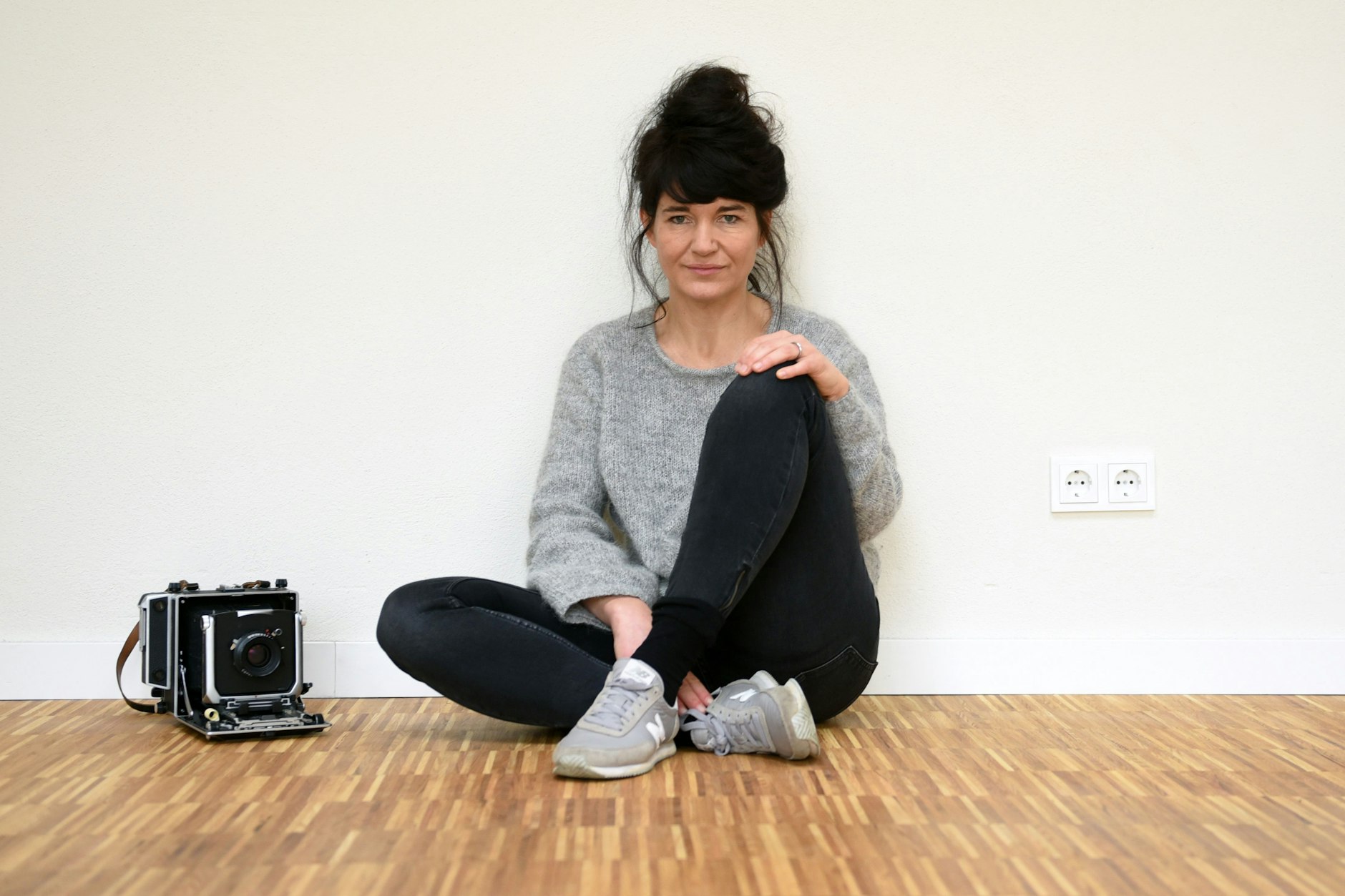 Anne Heinlein mit ihrer tragbaren Großformatkamera.