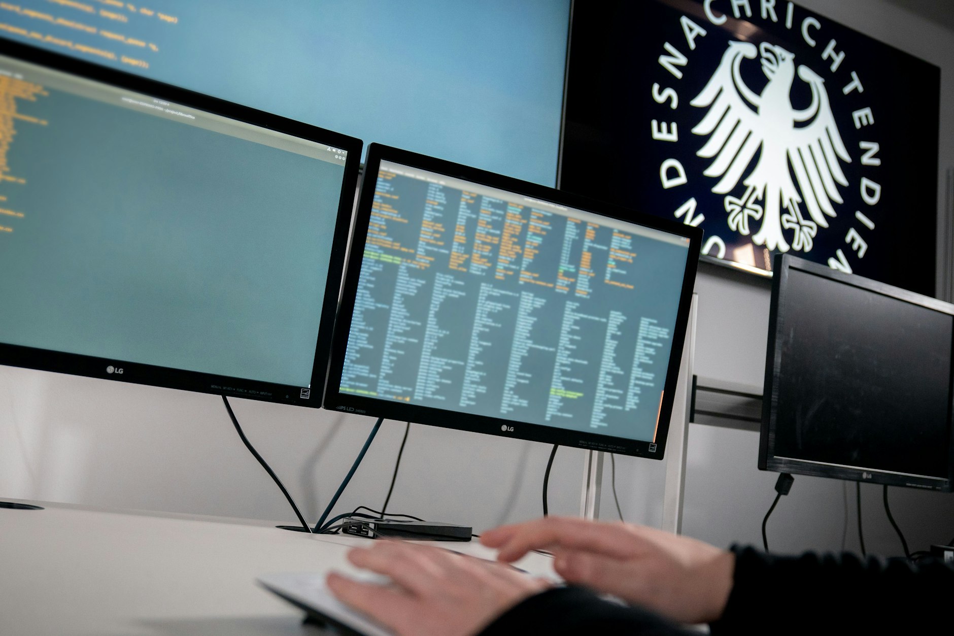 Der Generalbundesanwalt ließ den hochrangigen Mitarbeiter des Bundesnachrichtendienstes, Carsten L., wegen des Verdachts auf Landesverrat festnehmen.