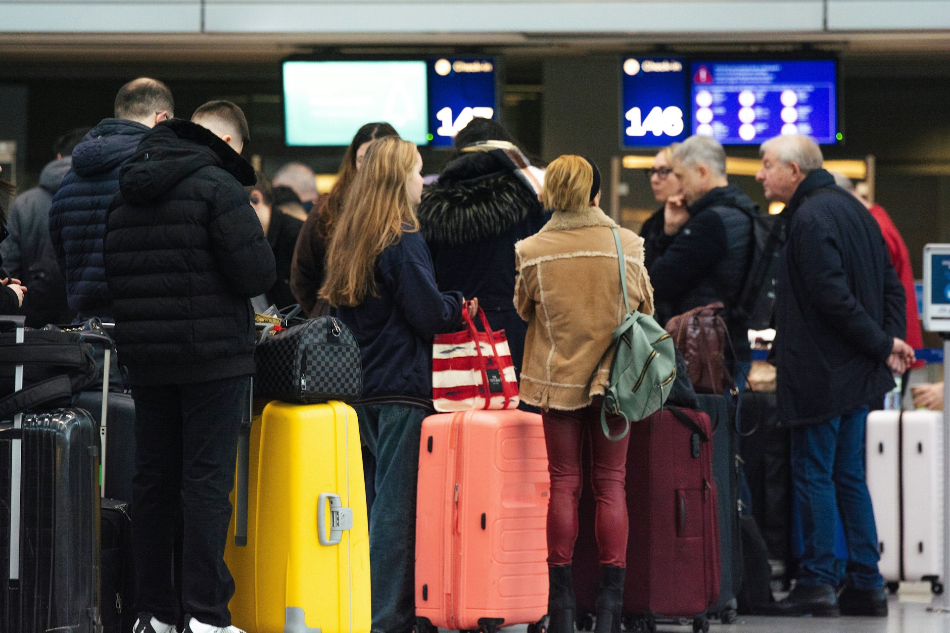 Flugreisende beim Check-in: Die Beschwerden über Verspätungen und ausgefallene Flüge häufen sich.