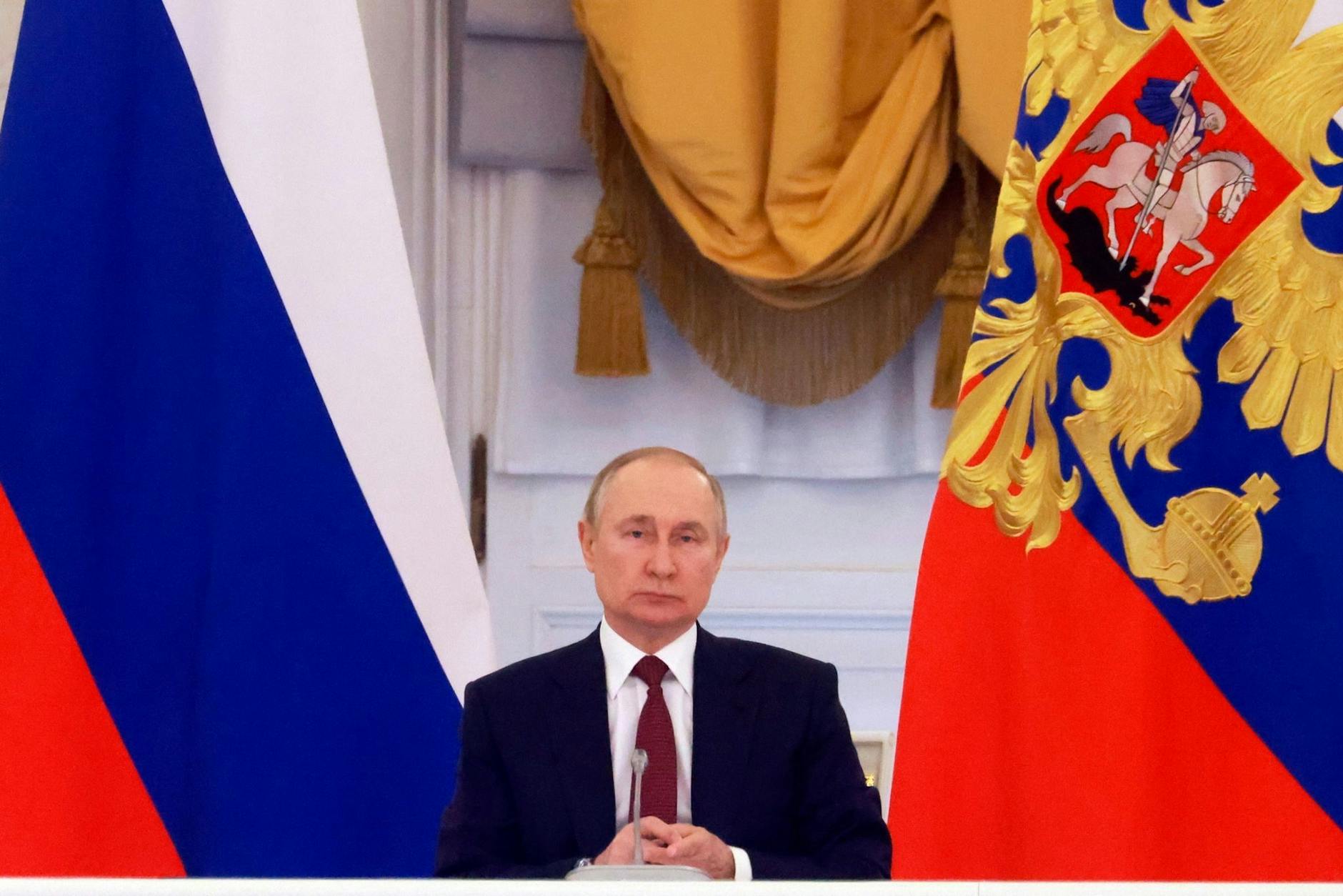 Kremlchef Putin sieht, dass sein Krieg nicht nur die Ukraine zerstört, sondern auch der russischen Wirtschaft zusetzt und den sozialen Frieden gefährdet. lin via AP/dpa