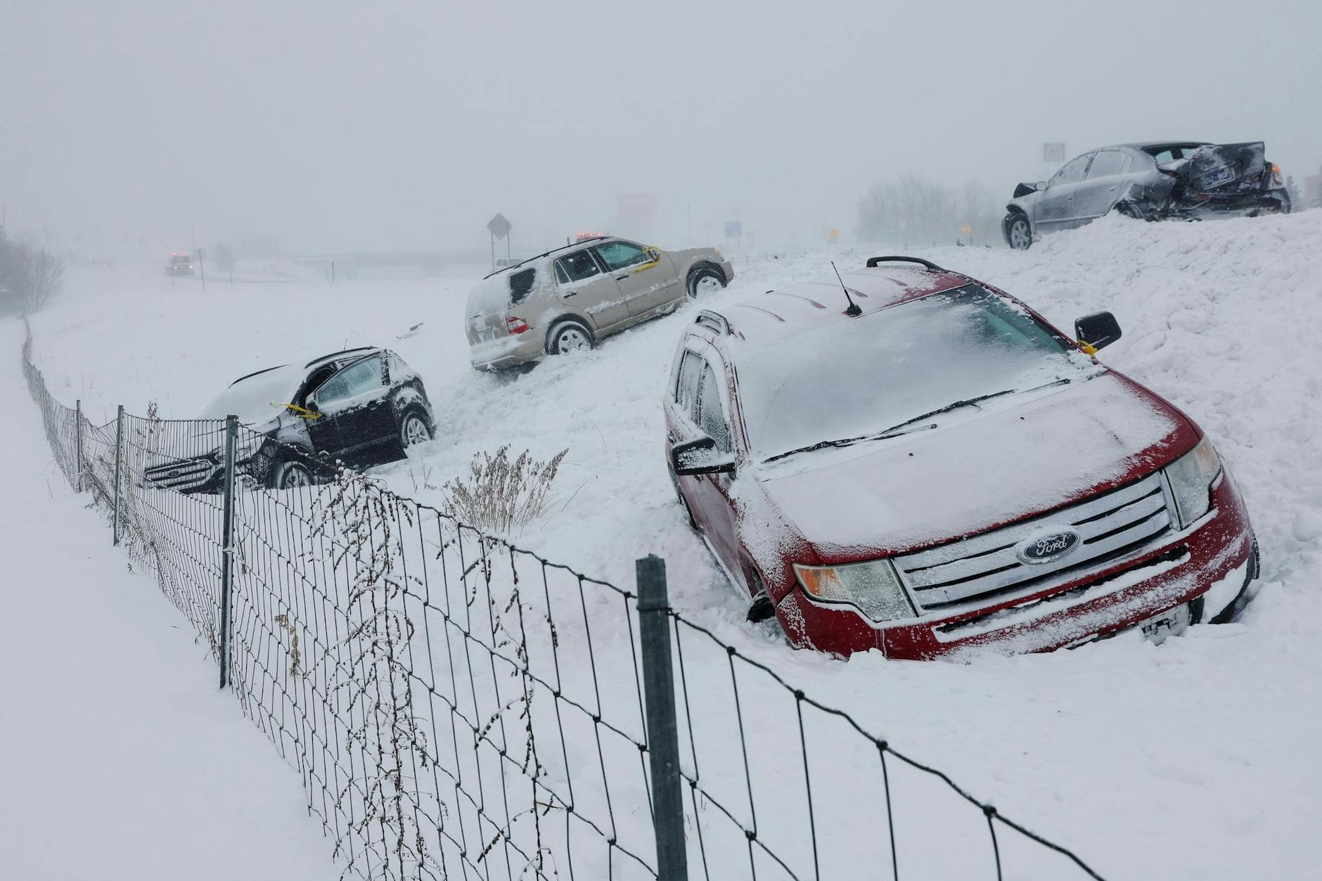 Extremes Winterwetter in Teilen der USA: Es kamen mehrere Menschen bei Verkehrsunfällen ums Leben. Auf vielen Straßen kam der Verkehr komplett zum Erliegen. 
