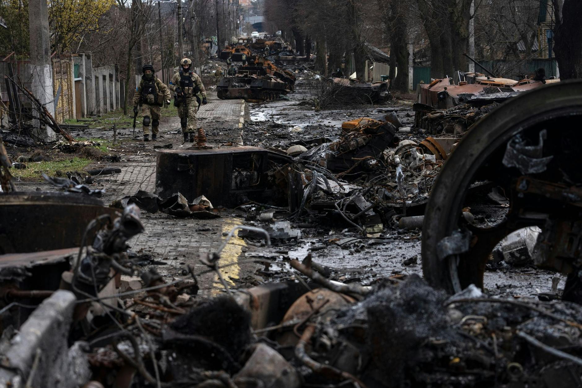 ARCHIV - Ein besonders grausames Bild bot sich in Butscha nach dem Abzug russischer Truppen: Mehr als 450 Leichen wurden ukrainischen Angaben zufolge in dem Vorort von Kiew entdeckt - zahlreiche wiesen Folterspuren auf.