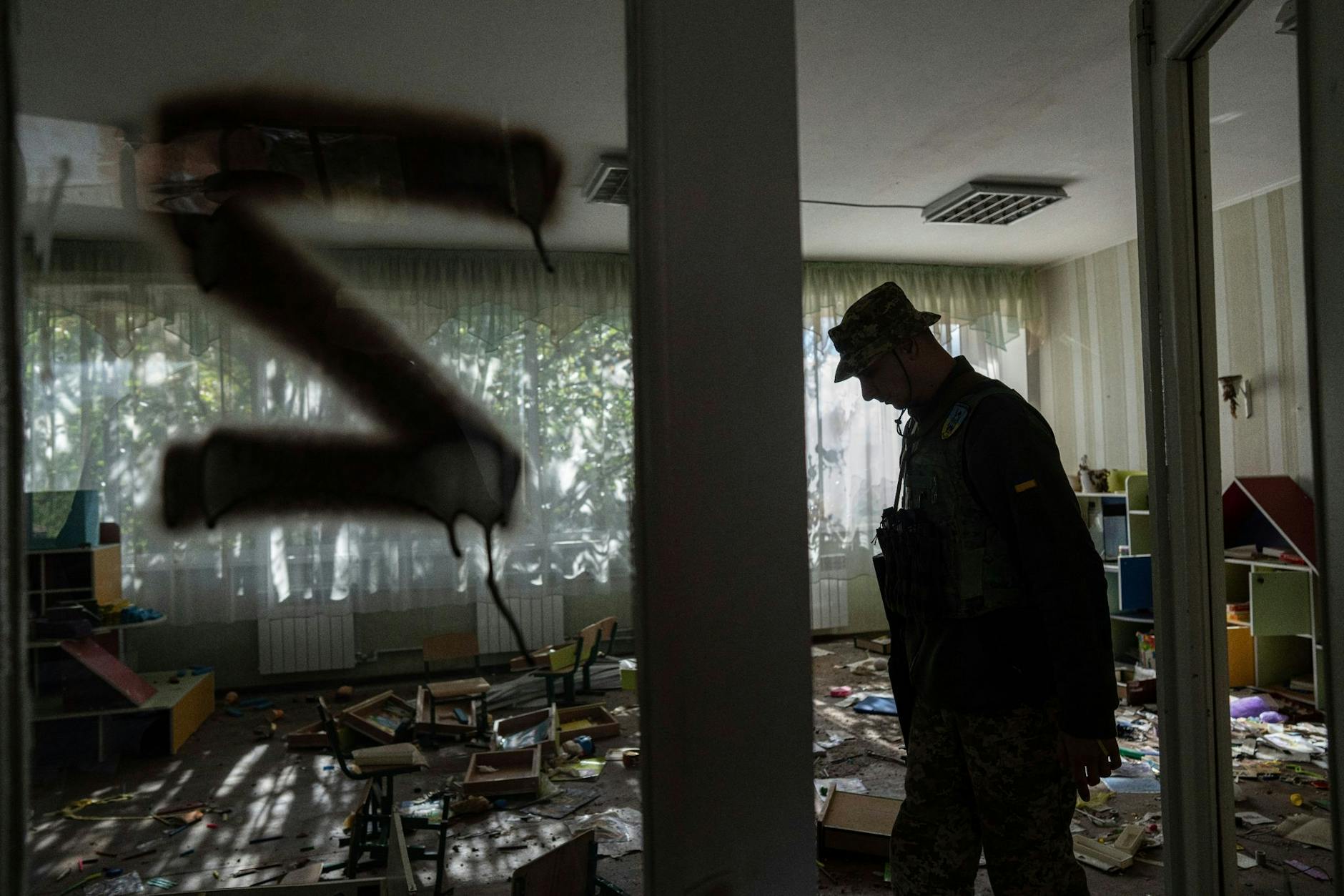 ARCHIV - Das «Z» wurde im Krieg zum Symbol der russischen Truppen - hier zu sehen an der Glastür eines Kindergartens in der Ukraine. (Symbolbild)
