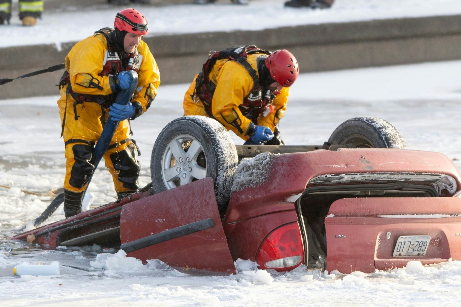 Feuerwehrleute bergen in Kansas City ein Auto, das in einen Fluss gestürzt ist.