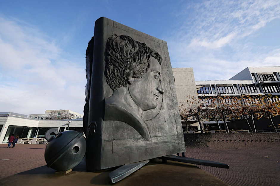 PRODUKTION - Ein Bronze-Denkmal des Dichters Heinrich Heine auf dem Gelände der Heinrich-Heine-Universität in Düsseldorf.  