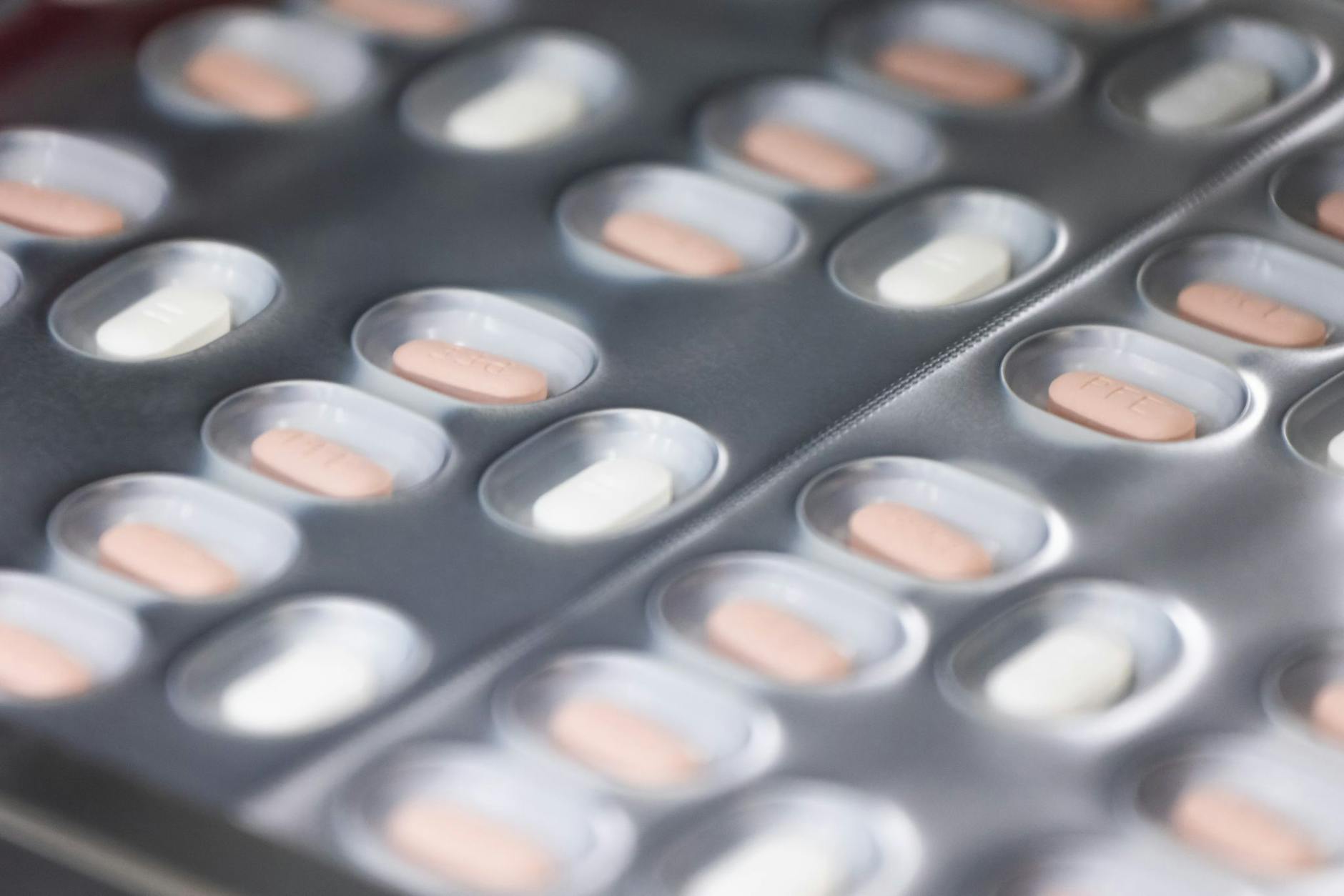 ARCHIV - Tabletten eines Medikaments zur Behandlung von Covid-19 durchlaufen eine Verpackungsanlage.