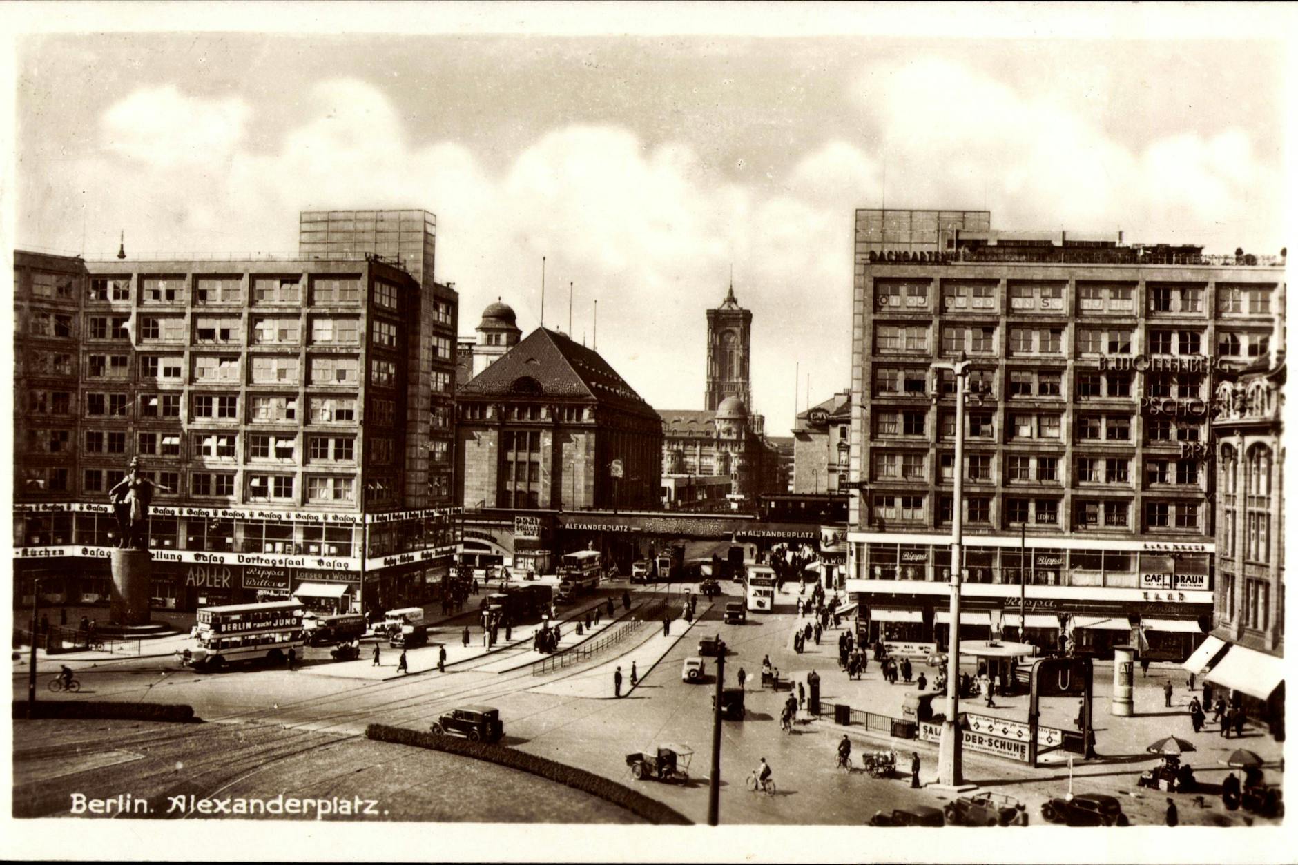 Das Straßenleben am Alexanderplatz, 1939.