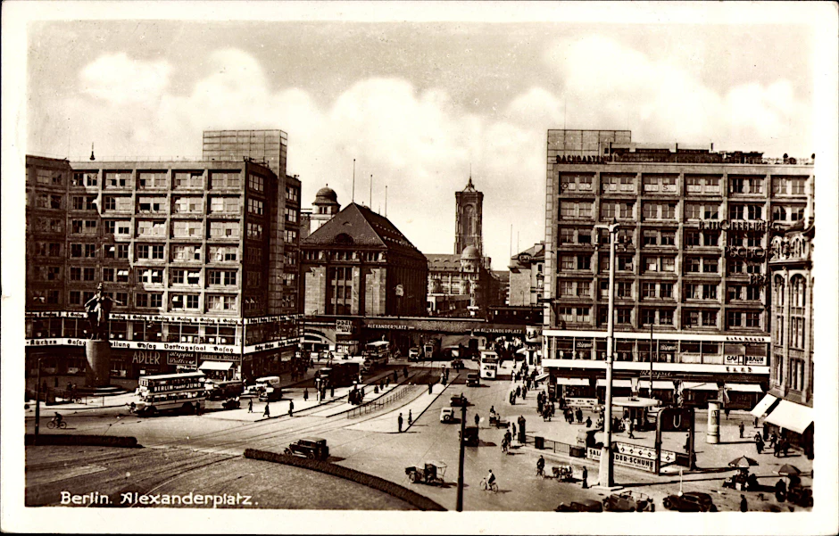 Das Straßenleben am Alexanderplatz, 1939.