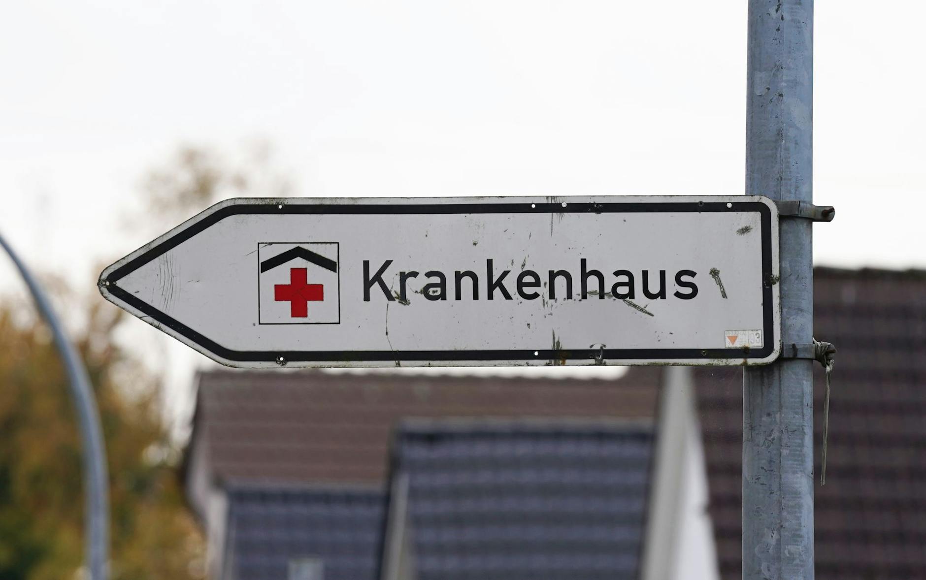 ARCHIV - Ein Hinweisschild mit der Aufschrift «Krankenhaus» weist den Weg zur Klinik.