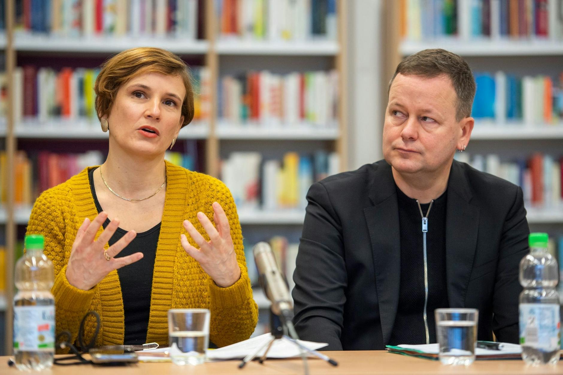 Katja Kipping (Die Linke)und Klaus Lederer (Die Linke bei einer Pressekonferenz zum aktuellen Stand des Netzwerks der Wärme.