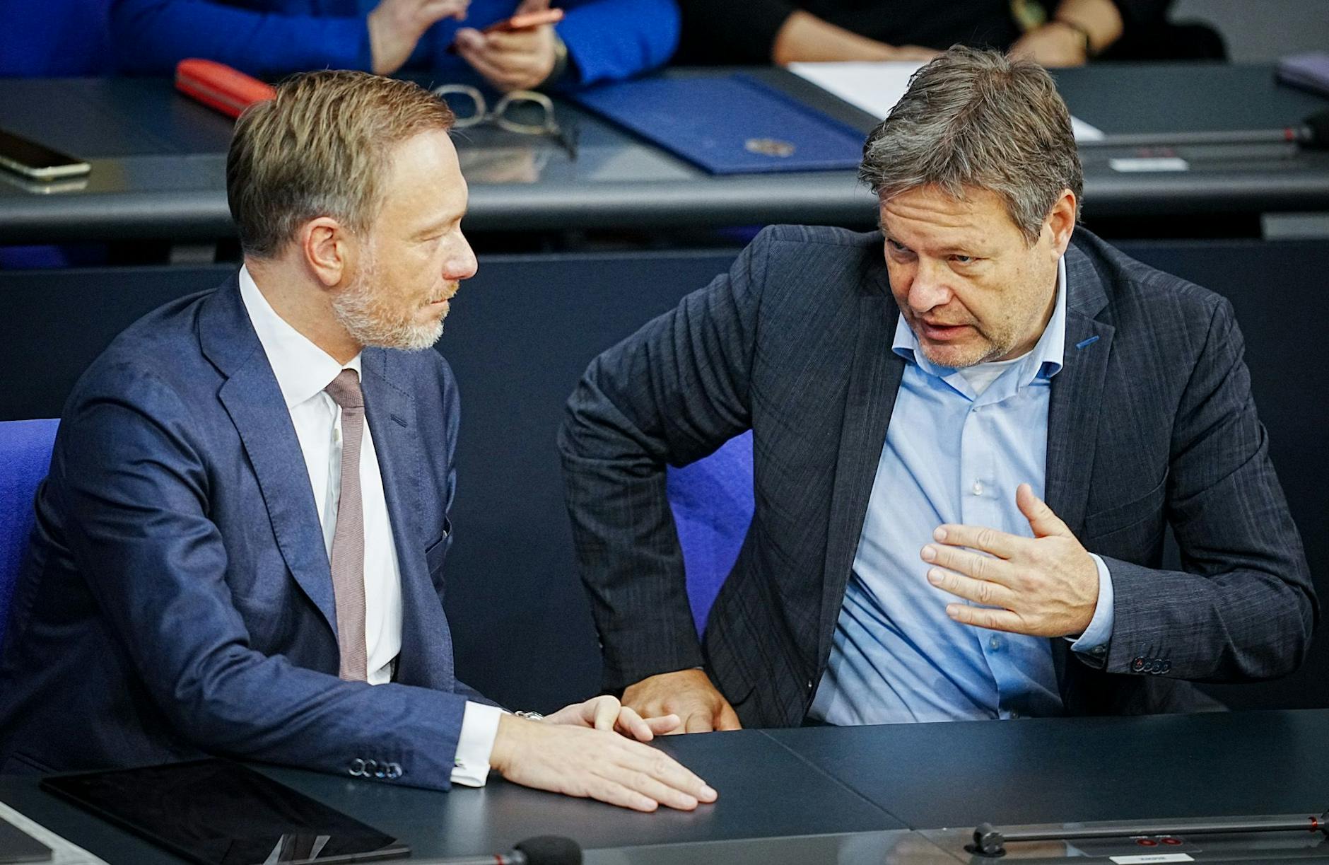 ARCHIV - Bundesfinanzminister Christian Lindner (l.) und Robert Habeck, Bundesminister für Wirtschaft und Klimaschutz, Ende November während der Generaldebatte der Haushaltswoche.