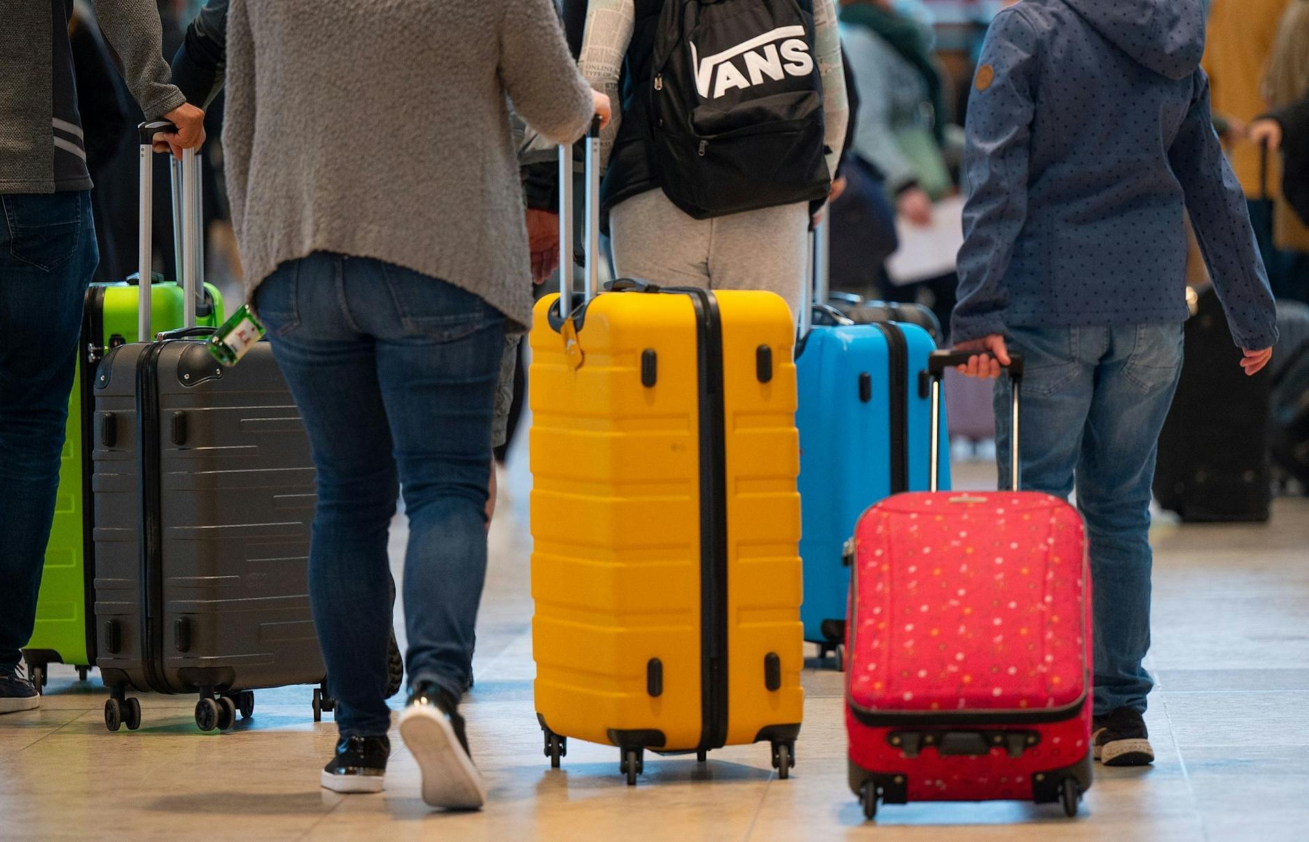ARCHIV - Fluggäste schieben ihre Rollkoffer durch den Abflugbereich im Terminal 1 des Flughafens BER. ld/dpa