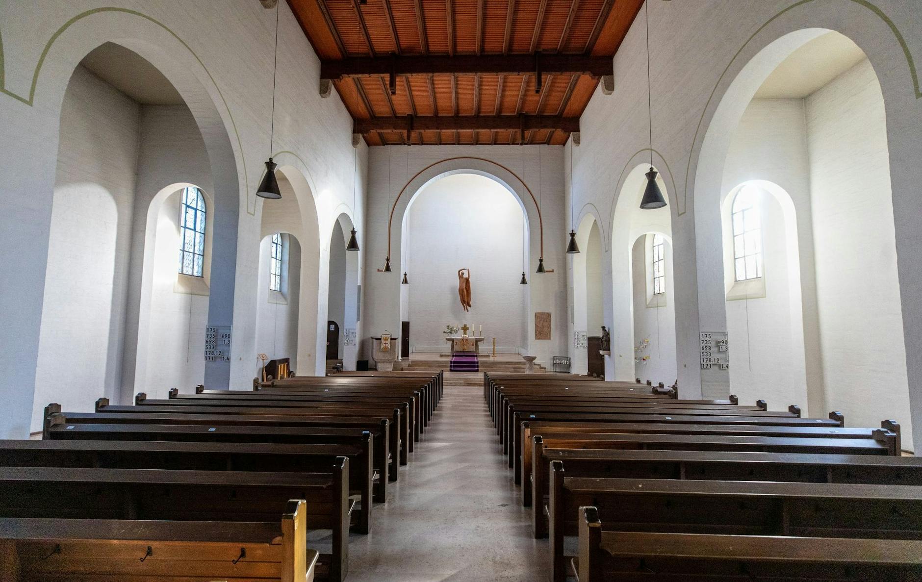 ARCHIV - Den Kirchen laufen die Mitglieder davon - die Zahl der Austritte ist hoch.
