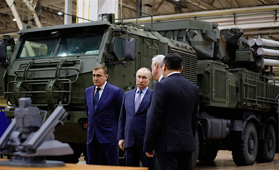 Wladimir Putin bei der Besichtigung der Rüstungsfabrik in Tula