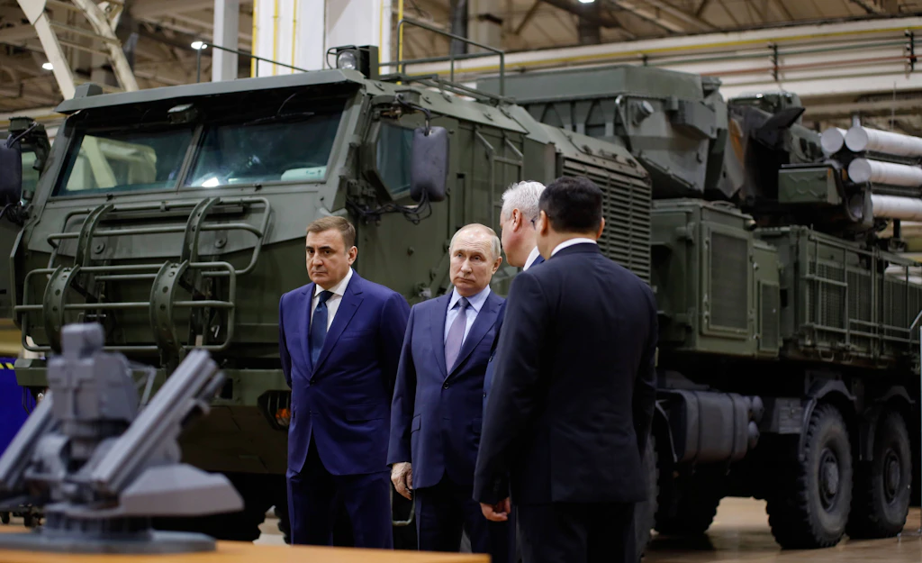 Bizarre Aktion: Putin klettert auf Panzer und sorgt damit für Aufsehen