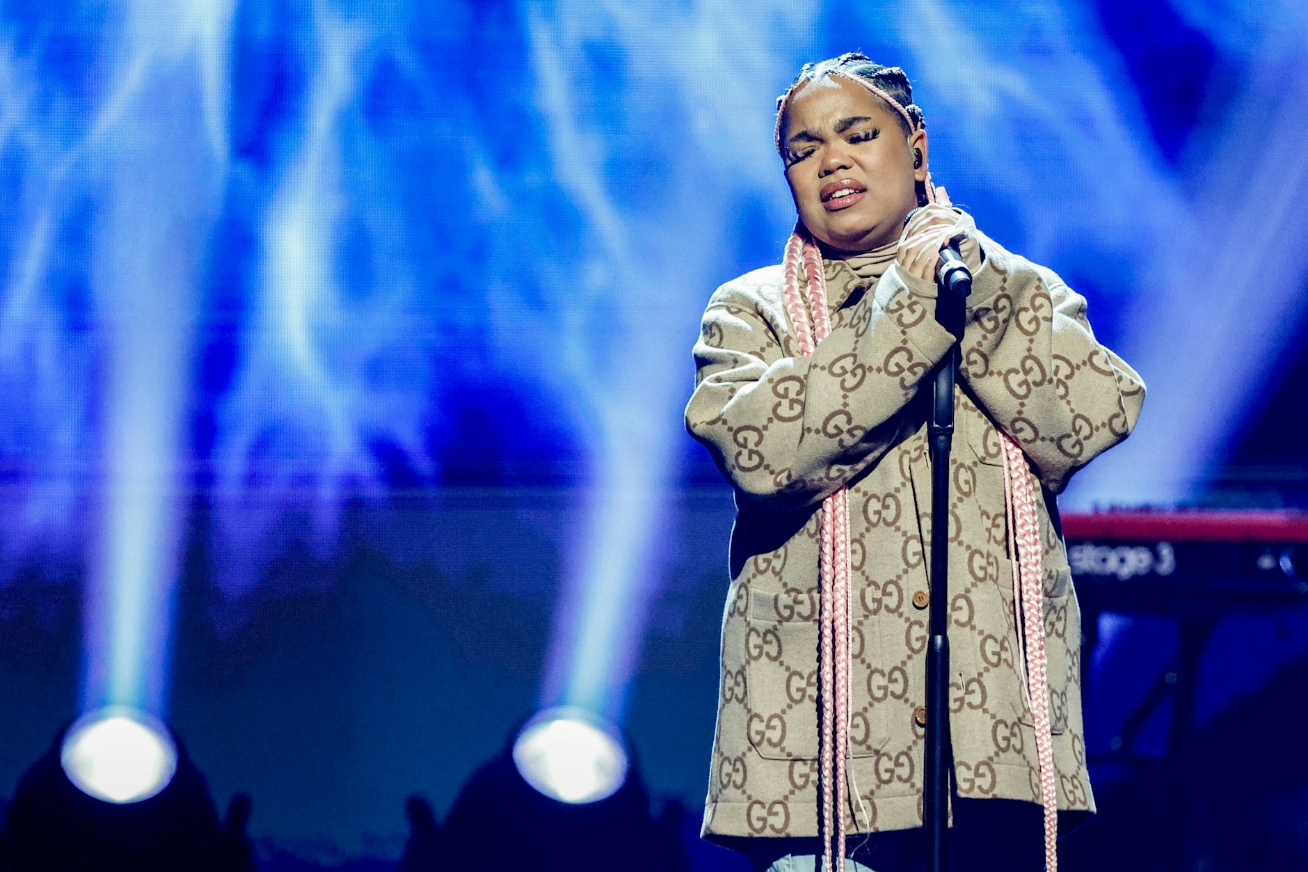Sängerin Zoe Wees steht bei der Eröffnung des Reeperbahn-Festivals auf der Bühne.