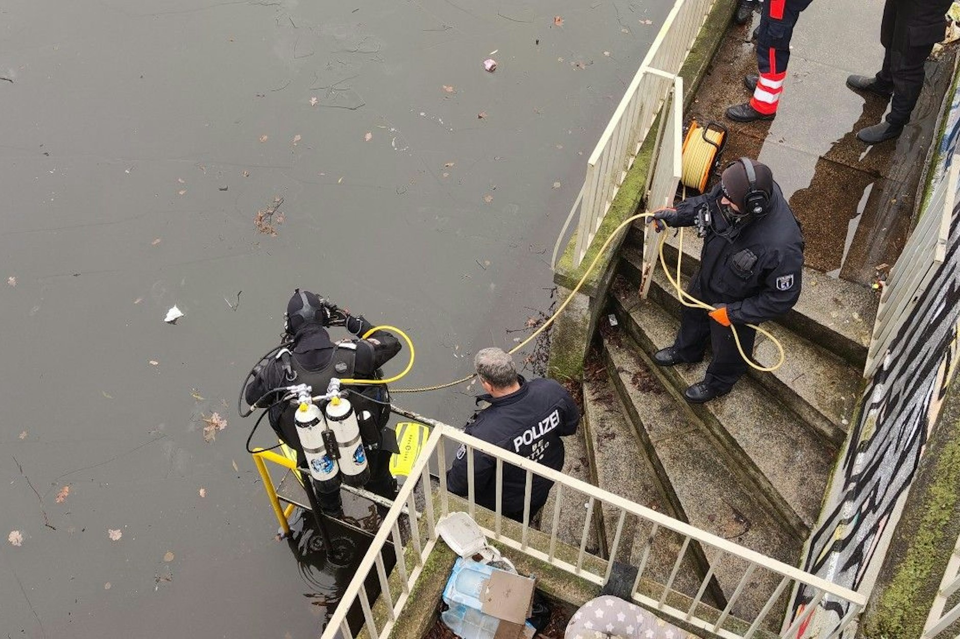 Polizeitaucher am Landwehrkanal im Einsatz