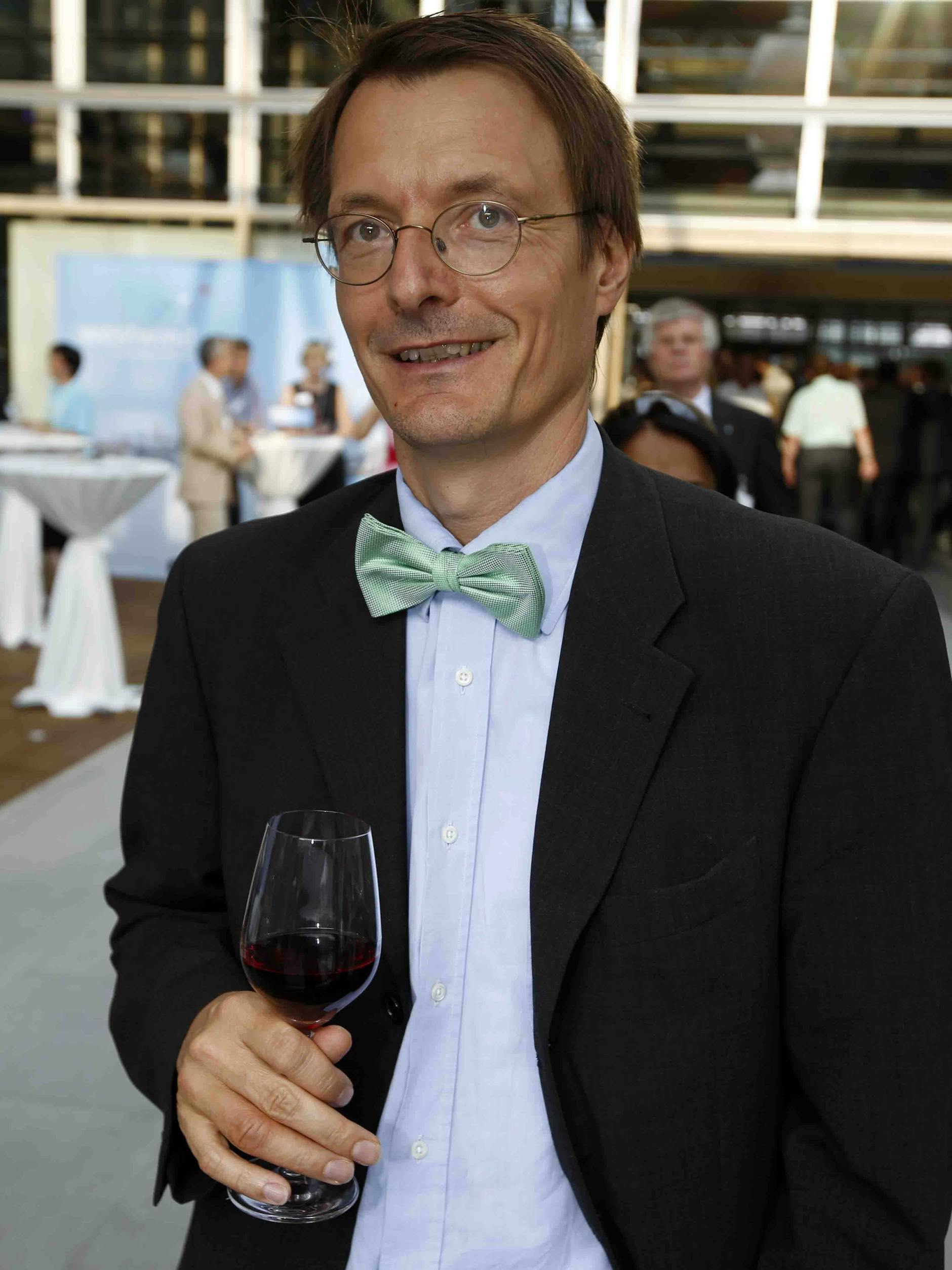Ein Foto aus Vor-Minister-Zeiten zeigt Karl Lauterbach mit einem Glas Rotwein auf einem Sommerwest der Winzer (2010).