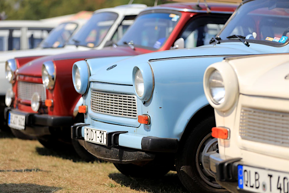 ARCHIV - Fahrzeuge des Modells «Trabant 601» auf einem Ostmobil-Meeting.  