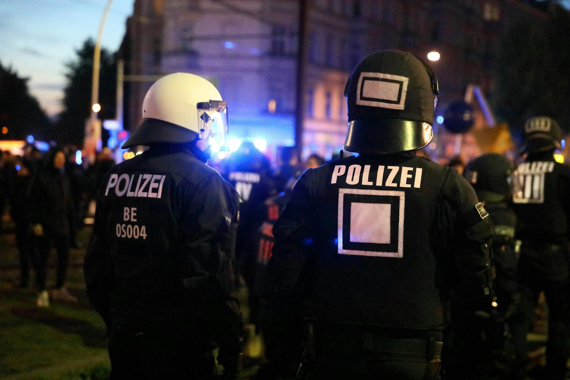 Berliner Polizisten bei der Revolutionären 1. Mai-Demo.