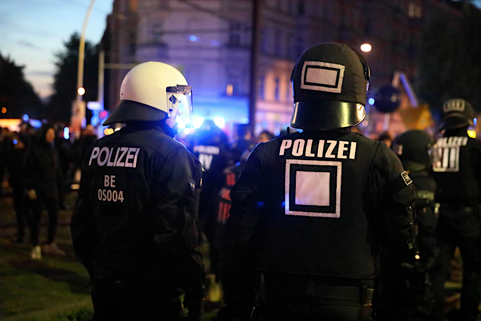 Berliner Polizisten bei der Revolutionären 1. Mai-Demo.