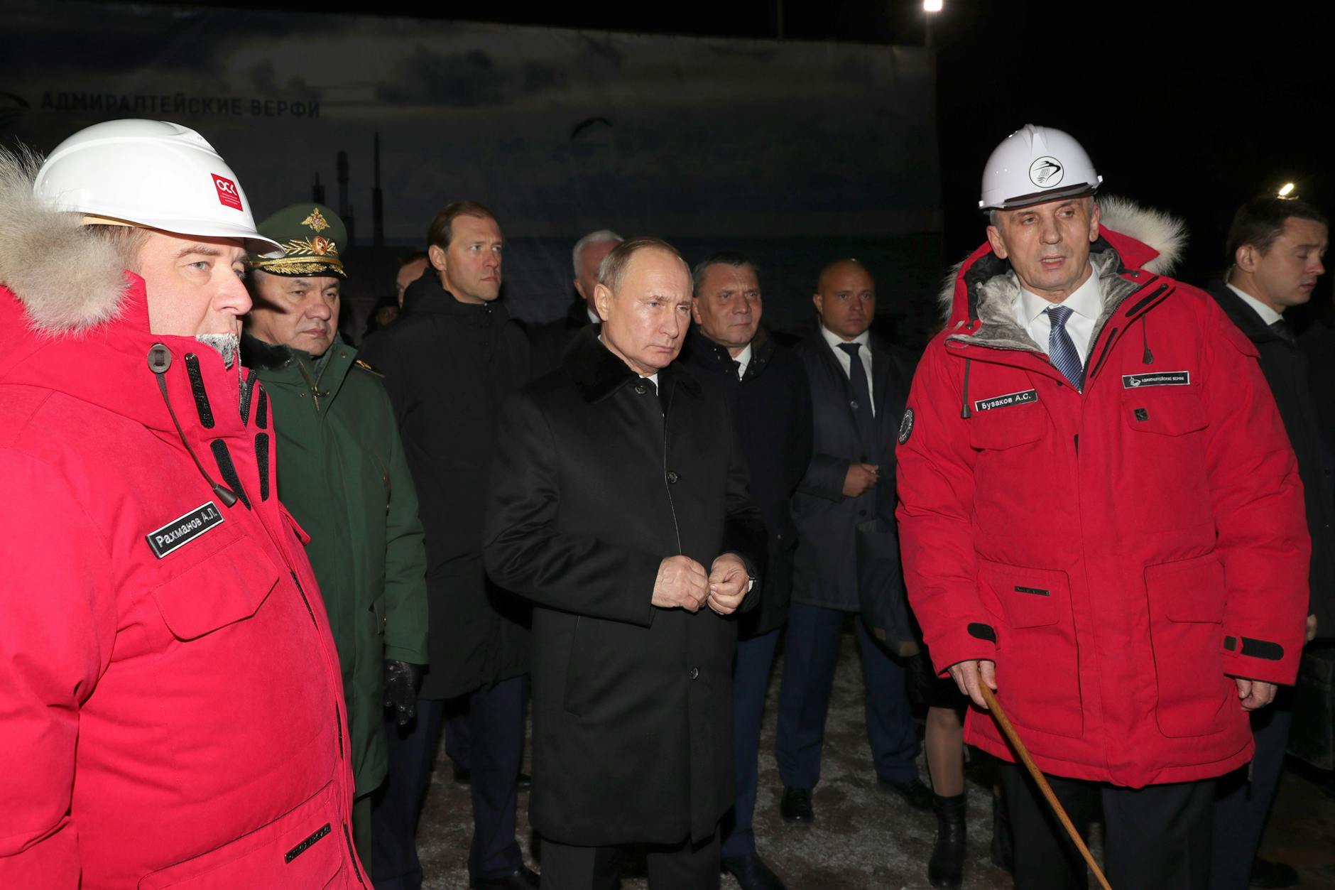 Russlands Verteidigungsminister Sergej Schoigu (2. v. l.), Russlands Präsident Wladimir Putin (M.) und der Generaldirektor der Admiralitätswerft, Alexander Buzakov (r.), besuchen die Admiralitätswerft.