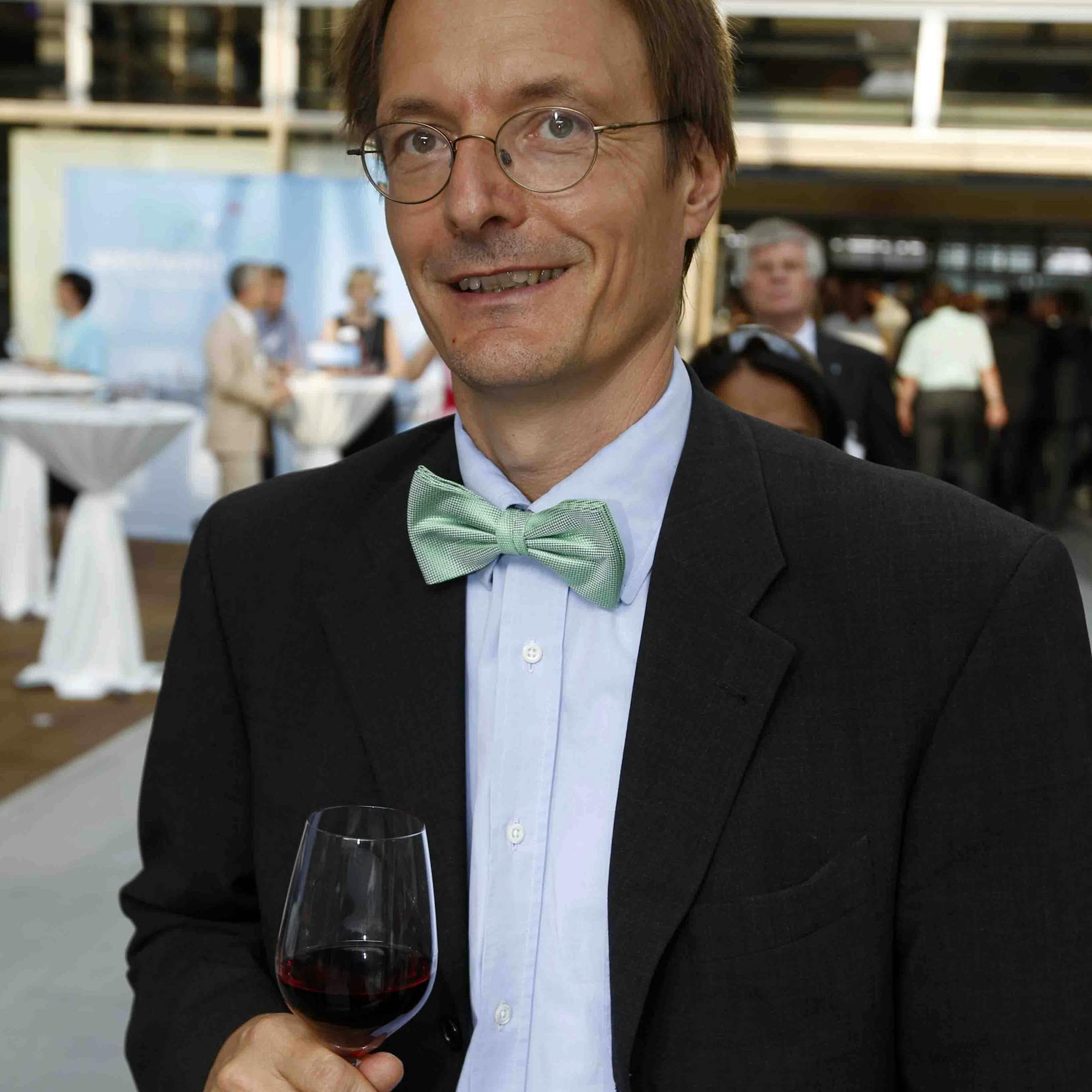 Der Gesundheitsminister genießt gerne einen guten Tropfen.