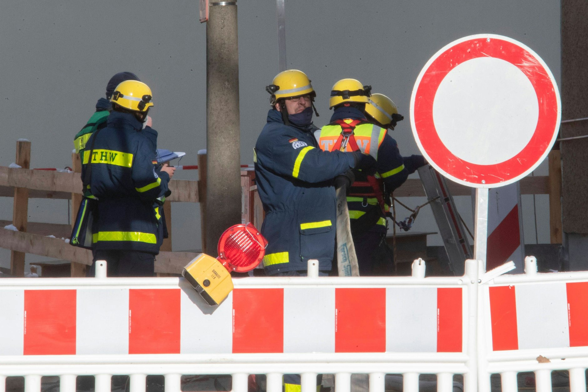 Arbeiter in einer Straße in Berlin nach einem Wasserrohrbruch